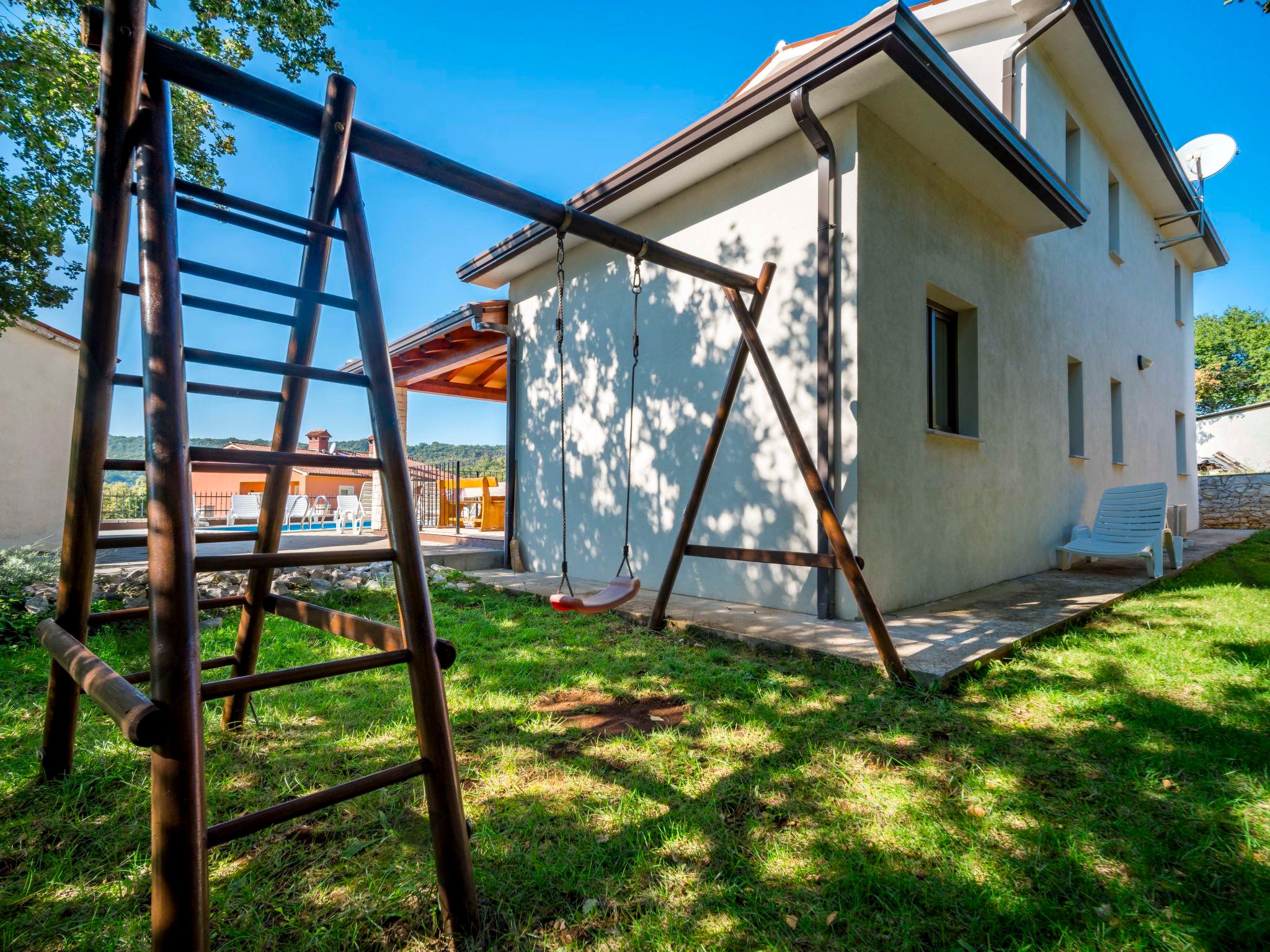 Foto 28 - Casa de 4 quartos em Labin com piscina privada e jardim