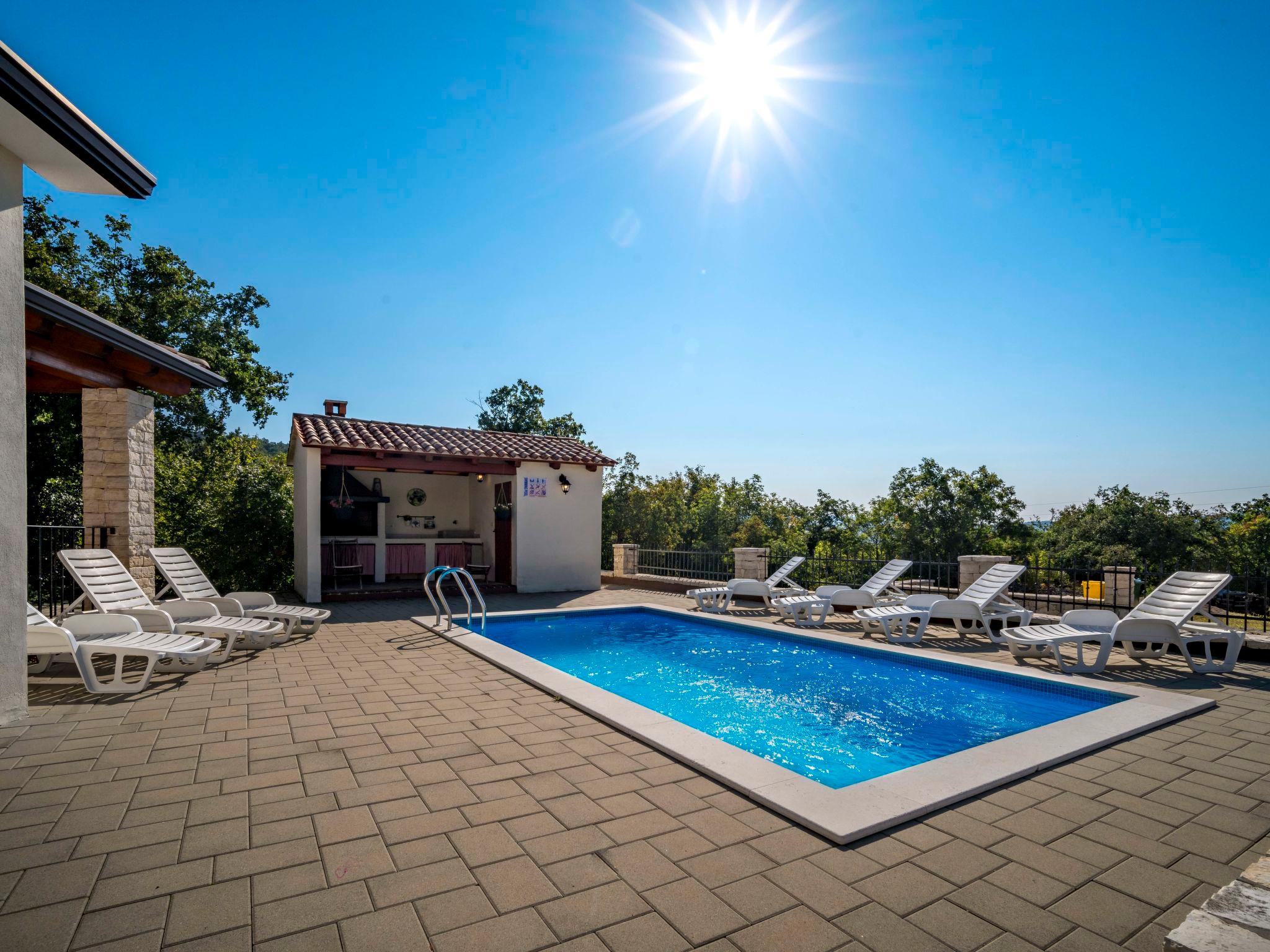 Foto 22 - Casa de 4 quartos em Labin com piscina privada e vistas do mar