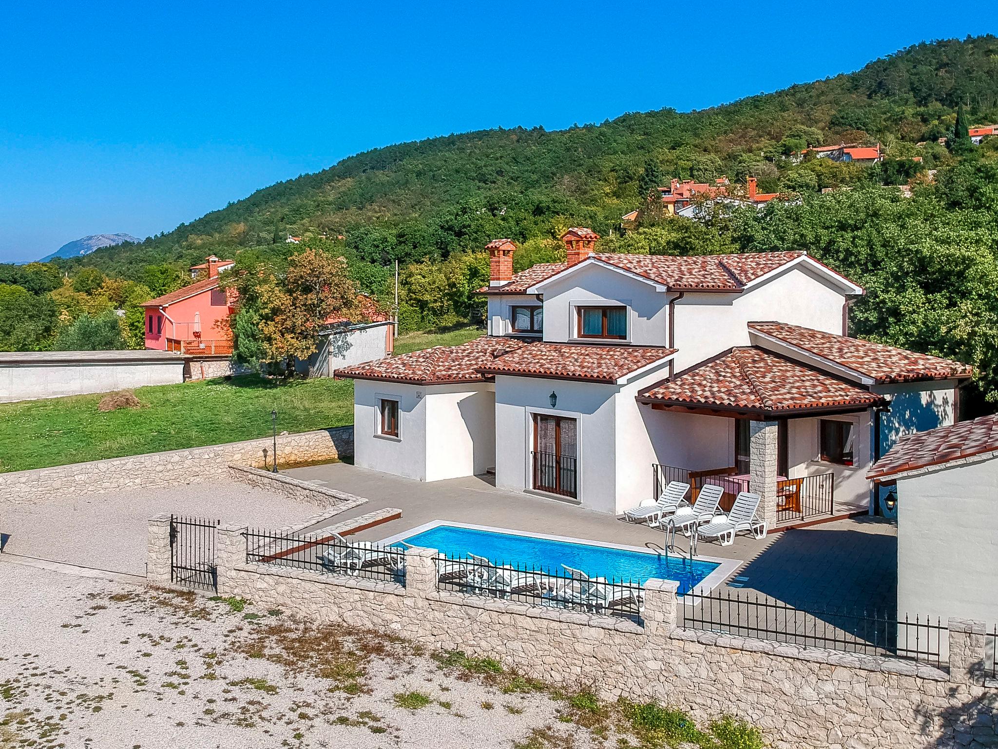 Foto 20 - Casa de 4 quartos em Labin com piscina privada e jardim