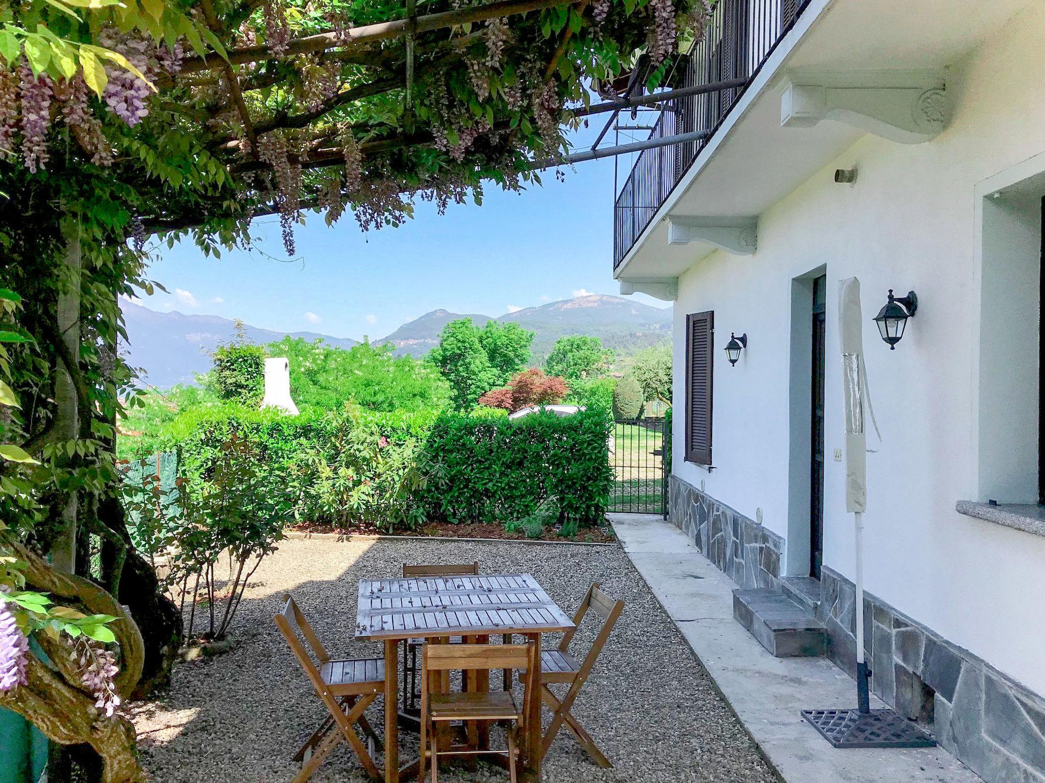 Foto 1 - Apartamento de 1 habitación en Luino con jardín y vistas a la montaña