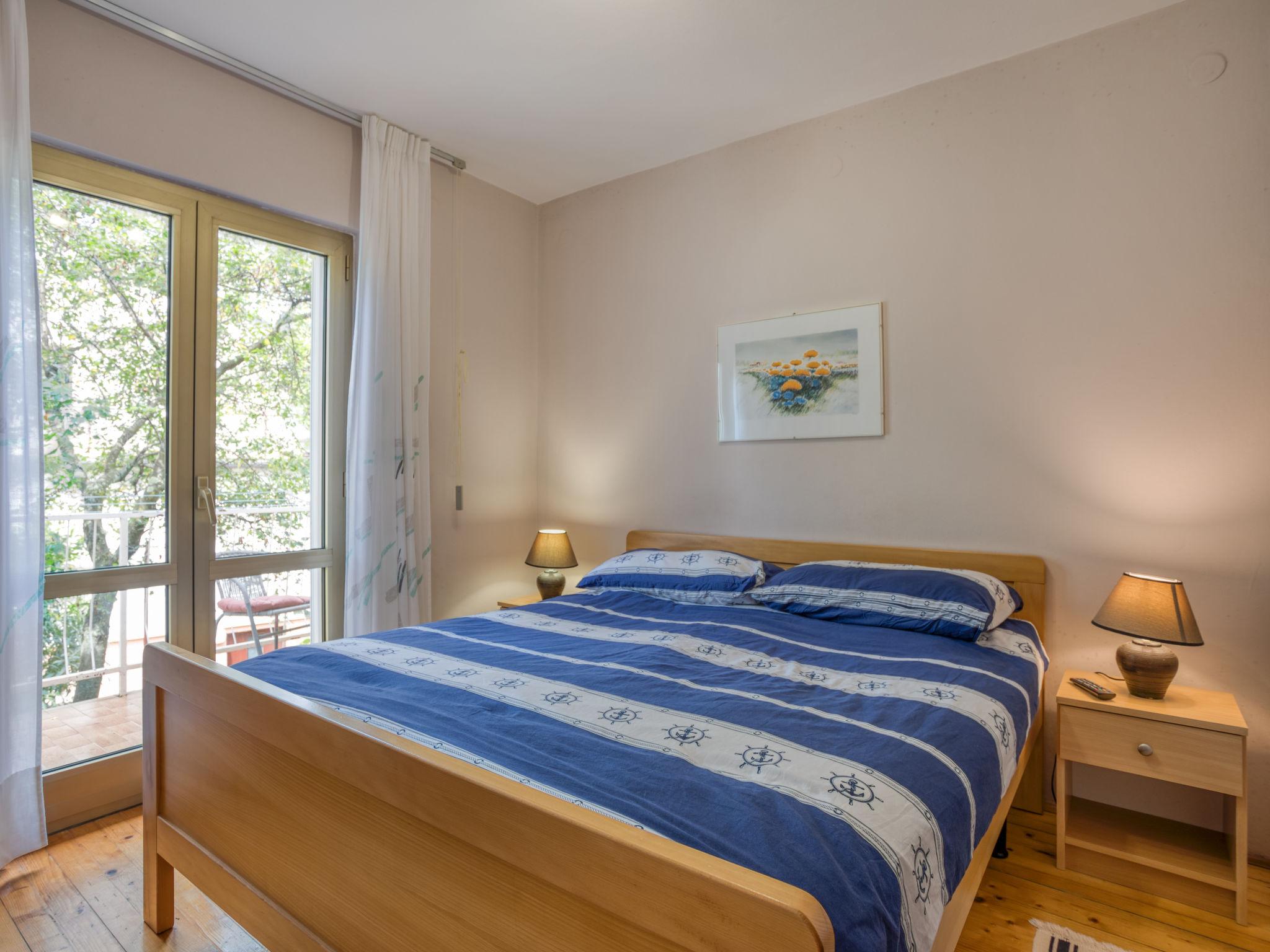 Foto 4 - Apartment mit 1 Schlafzimmer in Poreč mit garten und blick aufs meer