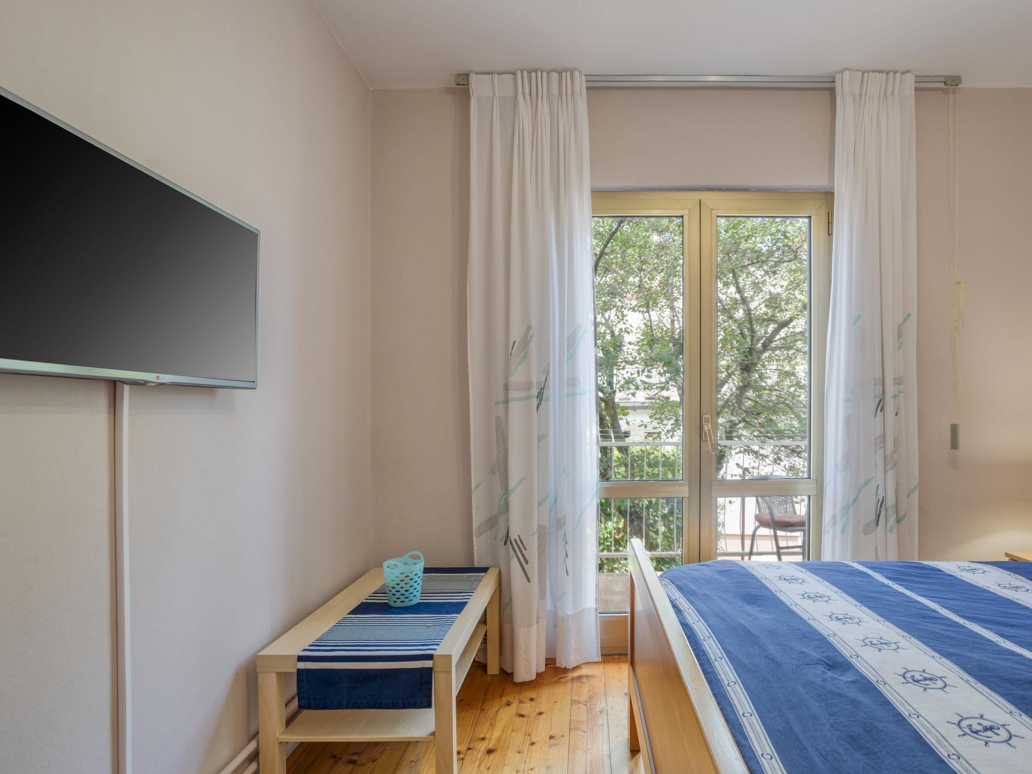 Foto 9 - Apartamento de 1 quarto em Poreč com jardim e terraço