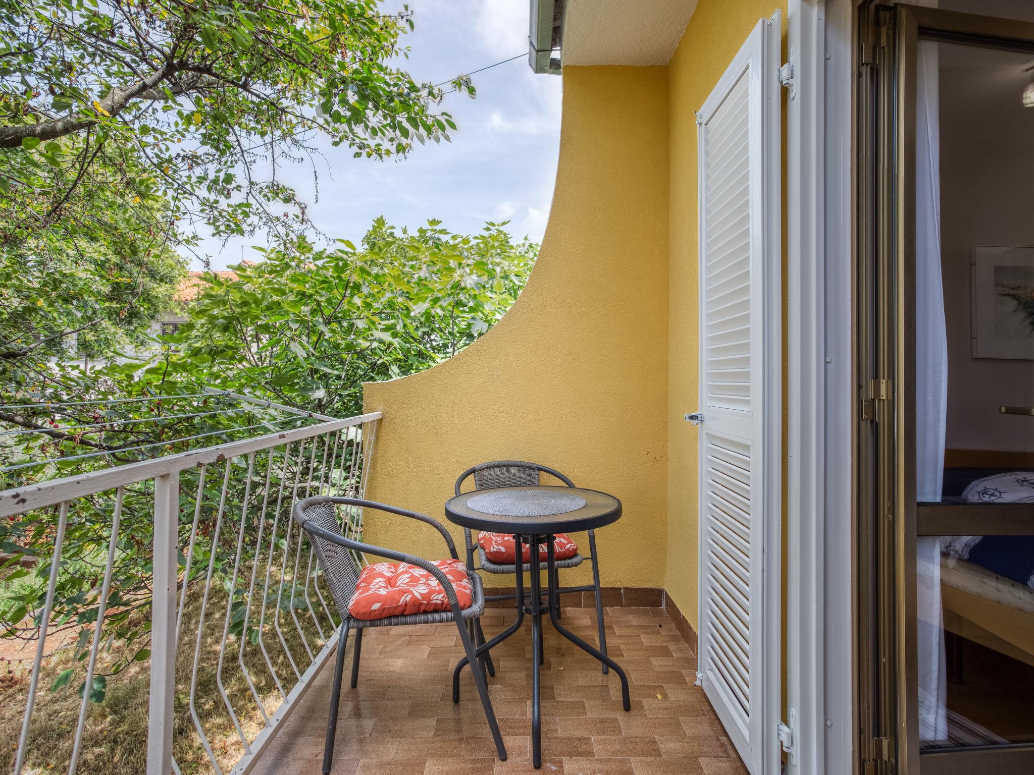 Foto 8 - Apartamento de 1 quarto em Poreč com jardim e terraço