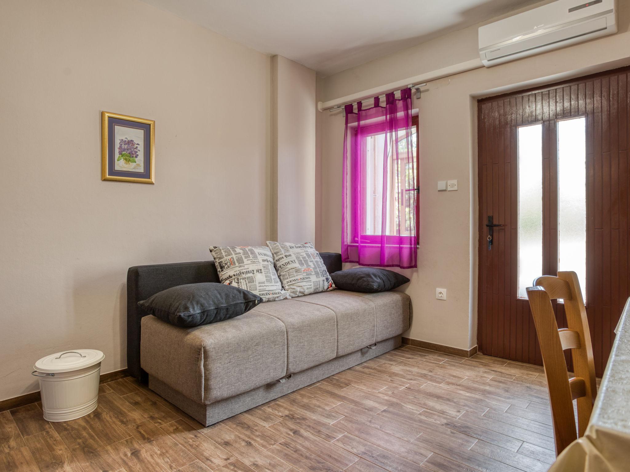 Foto 6 - Apartamento de 1 quarto em Poreč com jardim e terraço