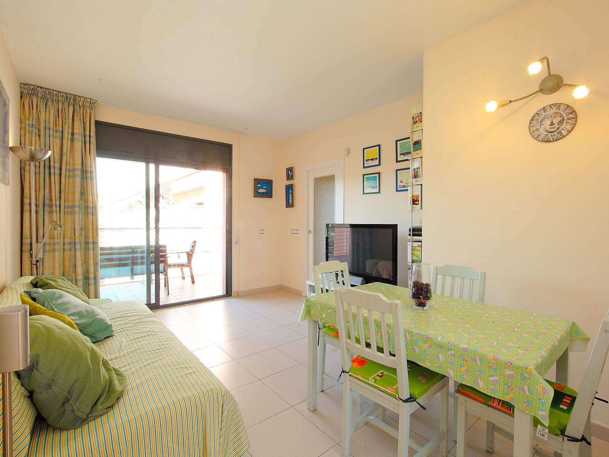 Foto 3 - Appartamento con 2 camere da letto a Lloret de Mar con piscina e vista mare