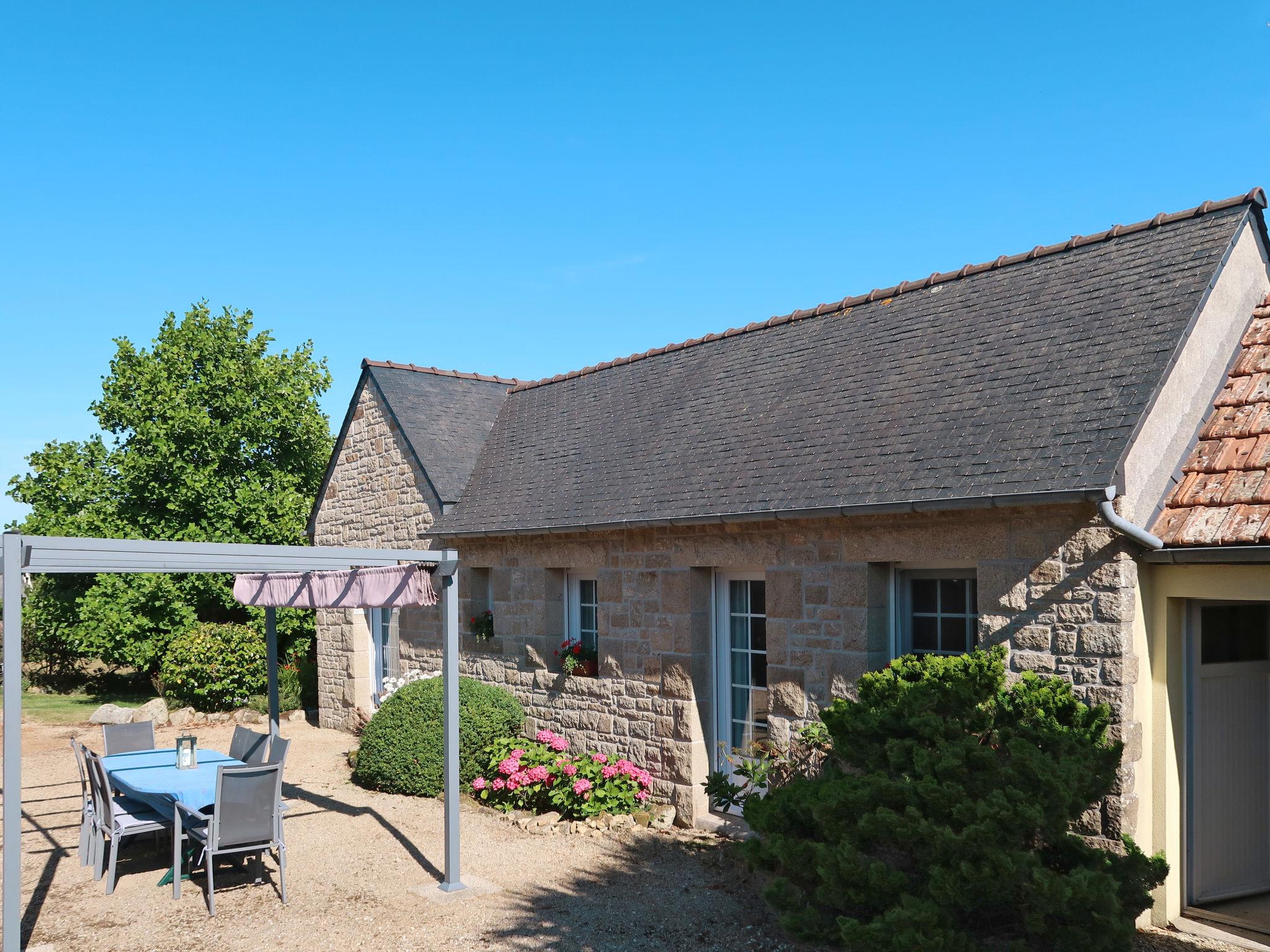 Photo 5 - Maison de 1 chambre à Plounévez-Lochrist avec jardin et vues à la mer