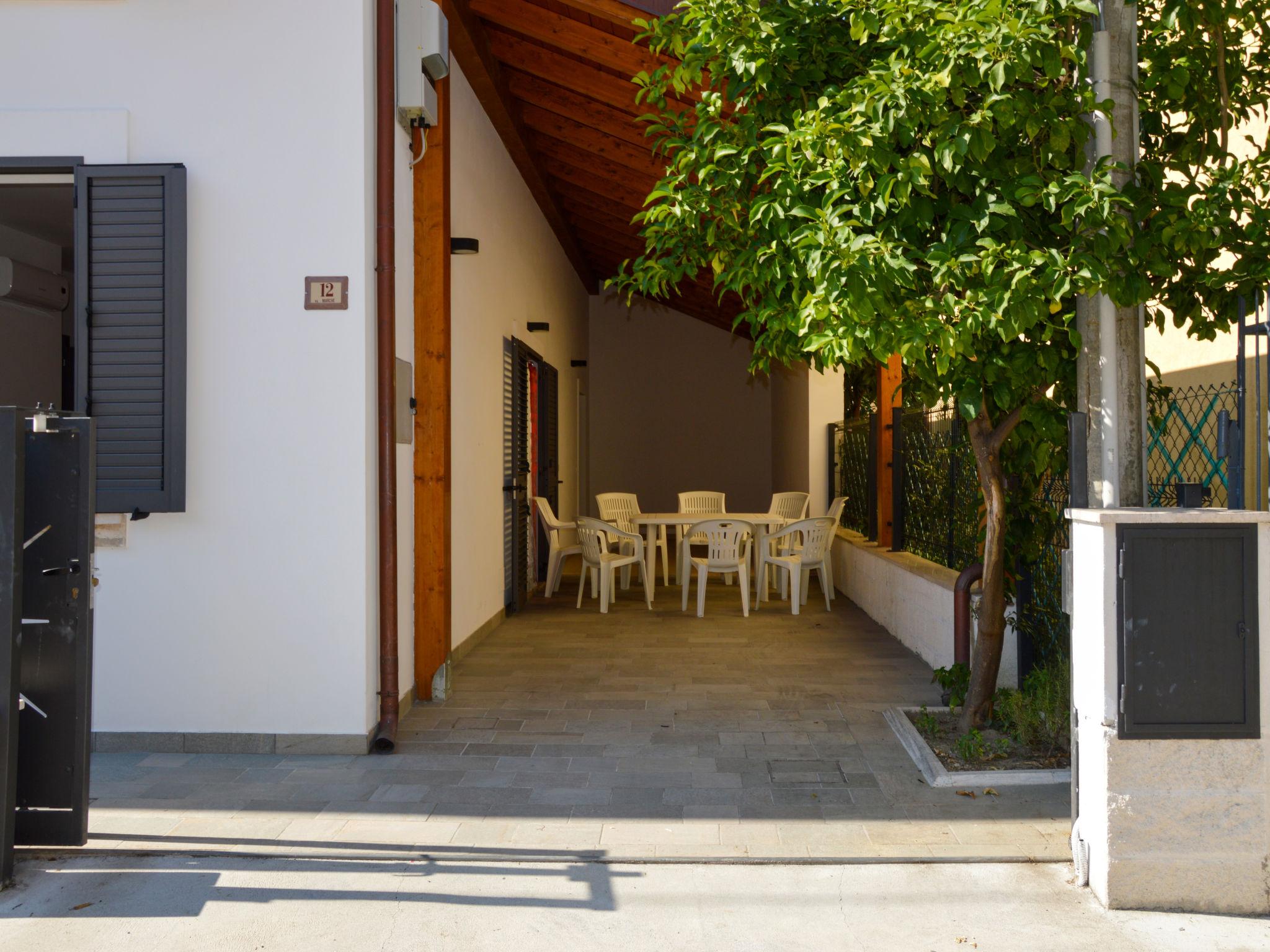 Photo 3 - Maison de 6 chambres à Alba Adriatica avec terrasse et vues à la mer