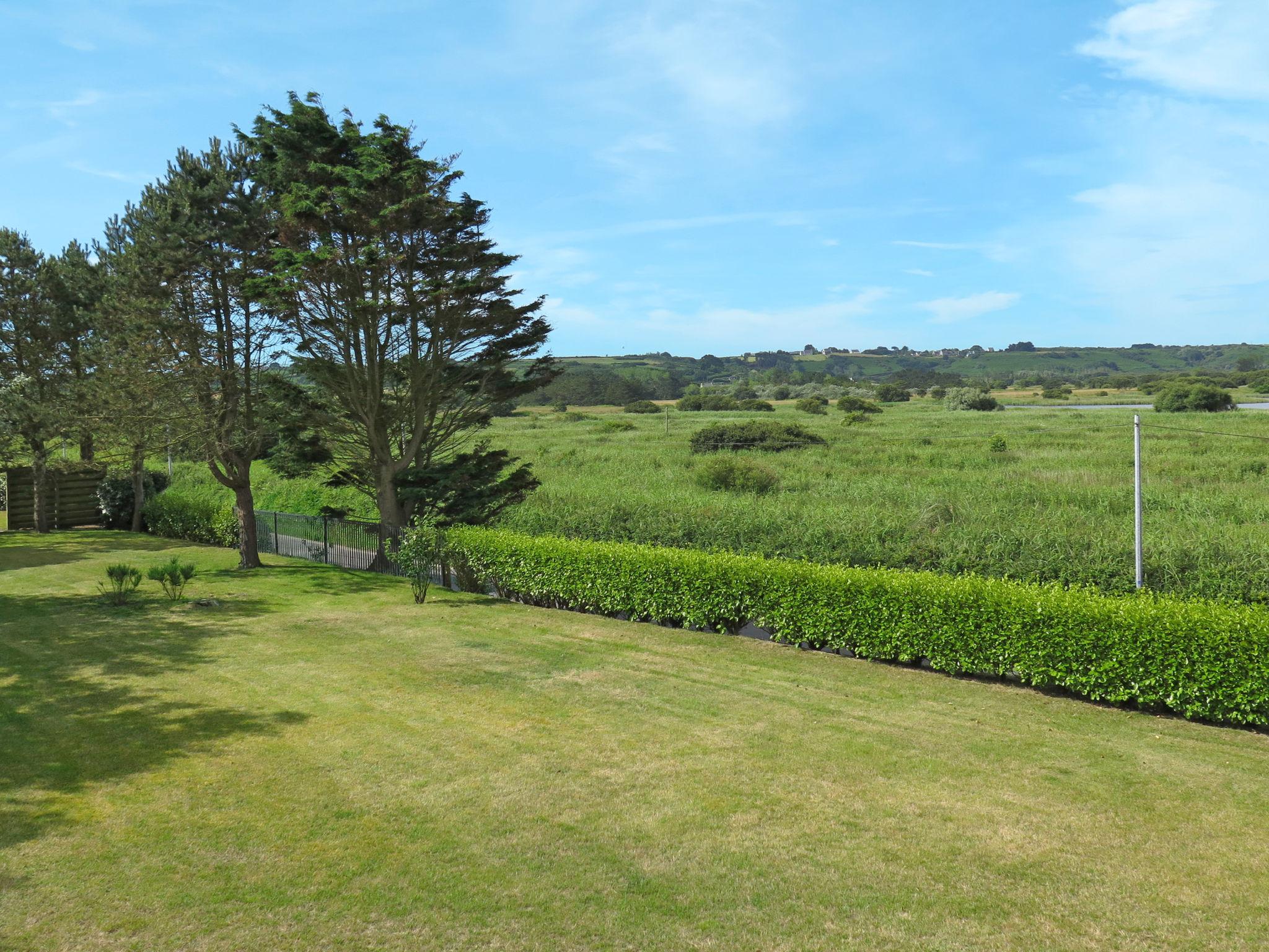 Foto 27 - Casa de 1 quarto em Guissény com jardim e vistas do mar