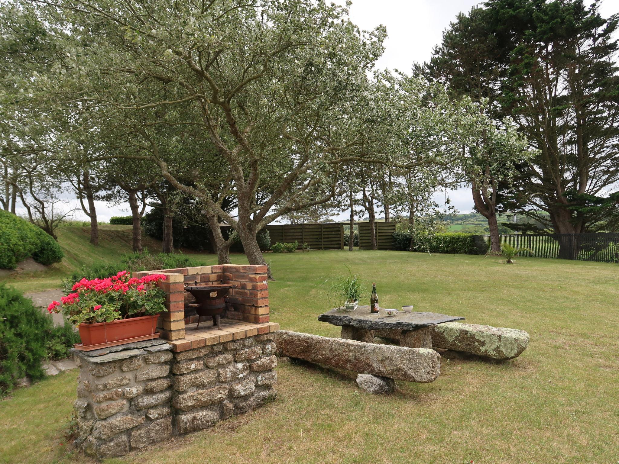 Photo 24 - Maison de 1 chambre à Guissény avec jardin et terrasse