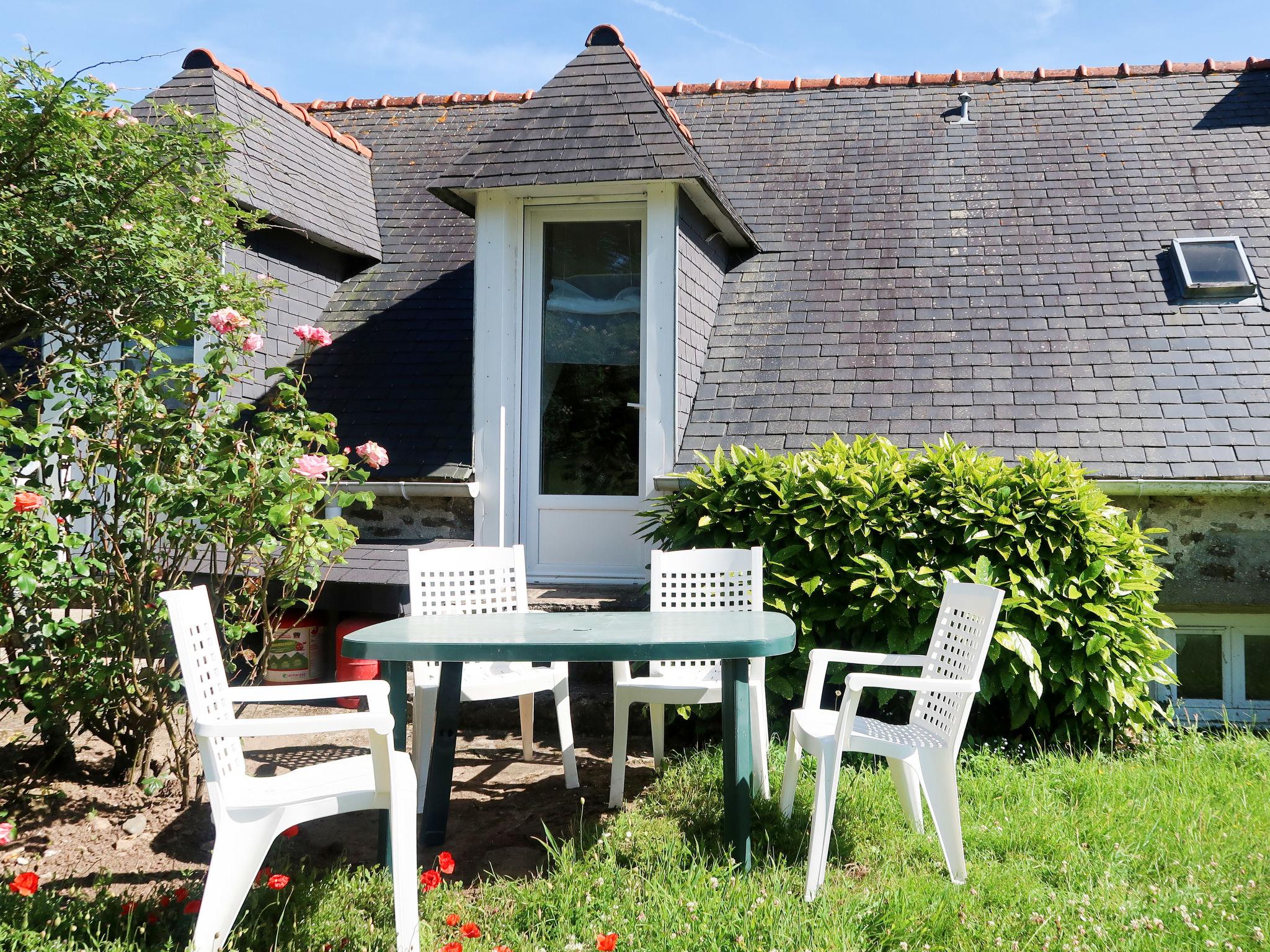 Photo 4 - Maison de 1 chambre à Plozévet avec jardin et vues à la mer