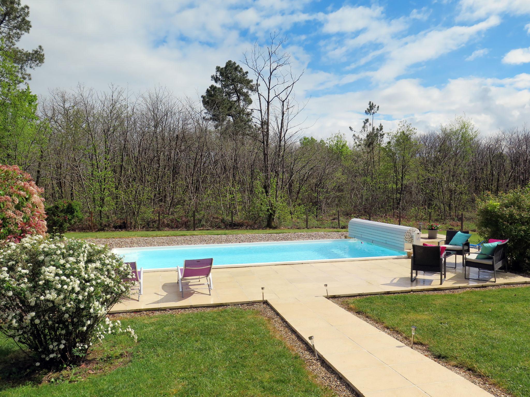 Foto 14 - Casa de 2 habitaciones en Blanquefort-sur-Briolance con piscina privada y jardín