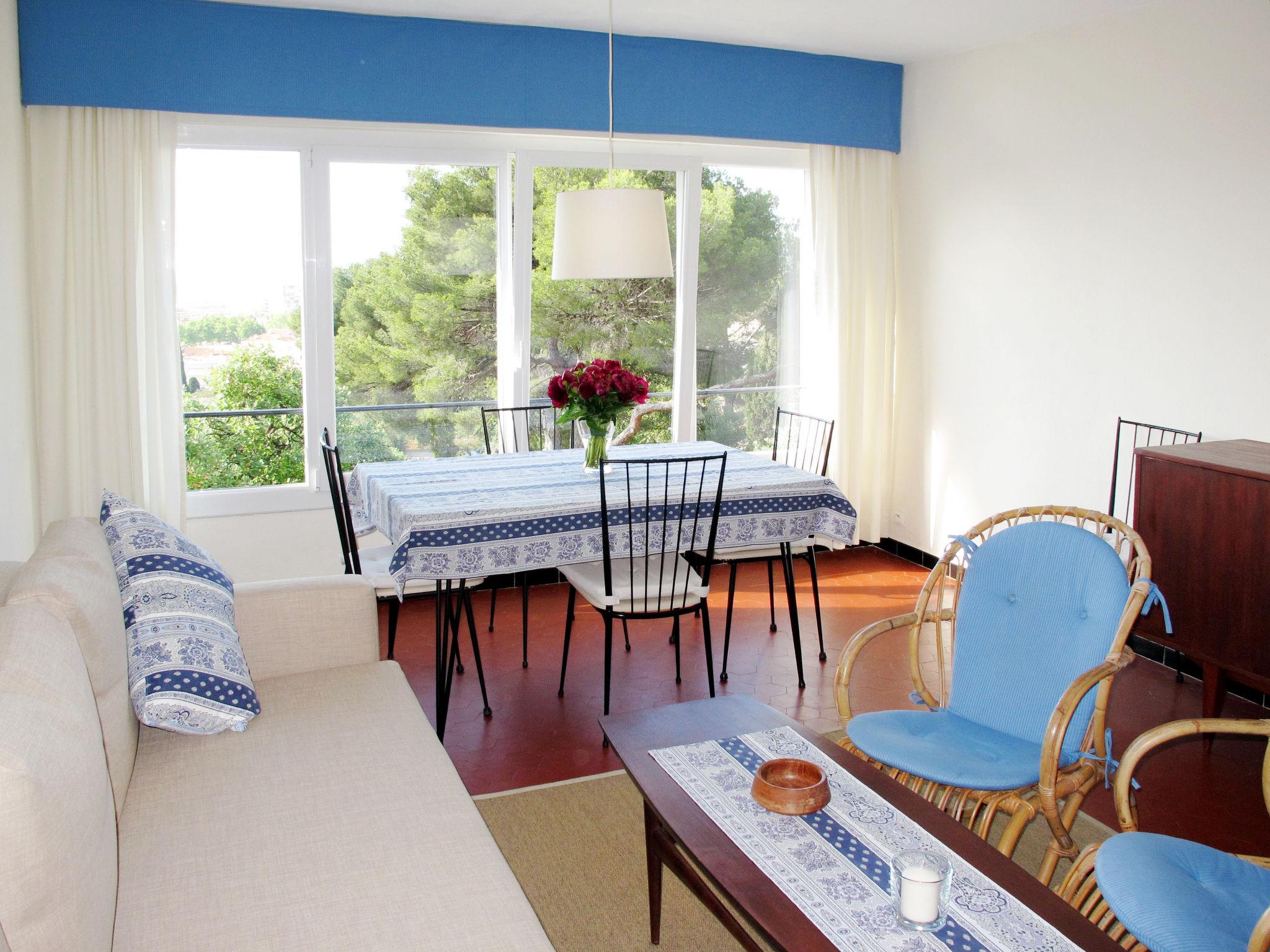 Foto 5 - Appartamento con 2 camere da letto a Le Lavandou con terrazza e vista mare