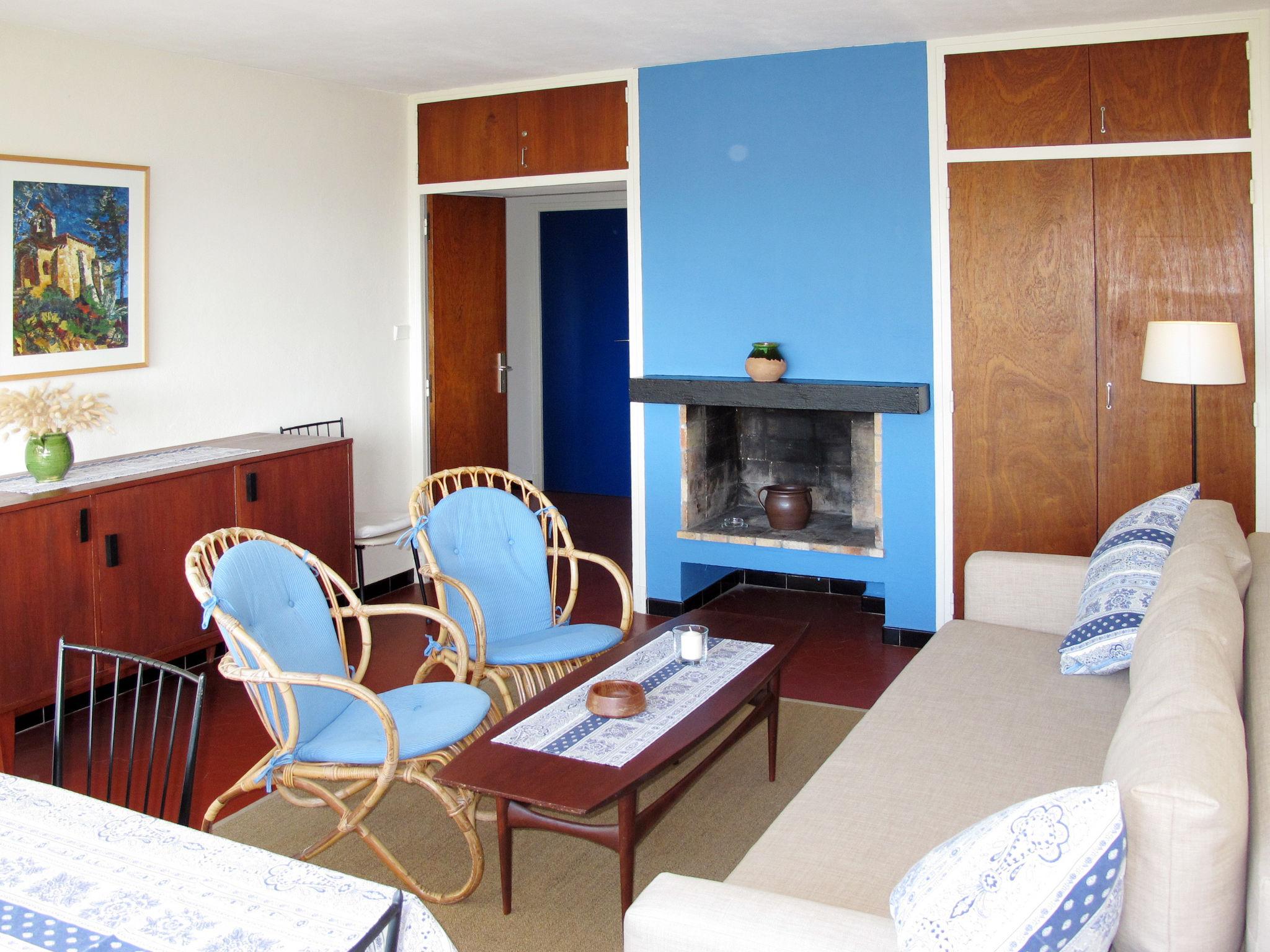Foto 3 - Appartamento con 2 camere da letto a Le Lavandou con piscina e vista mare