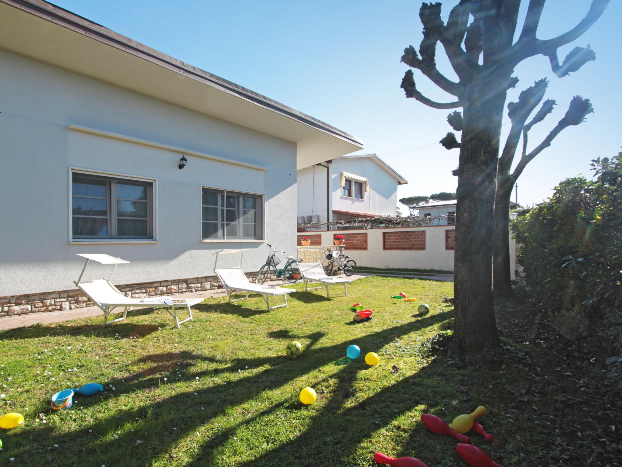 Photo 2 - Maison de 2 chambres à Forte dei Marmi avec jardin et vues à la mer