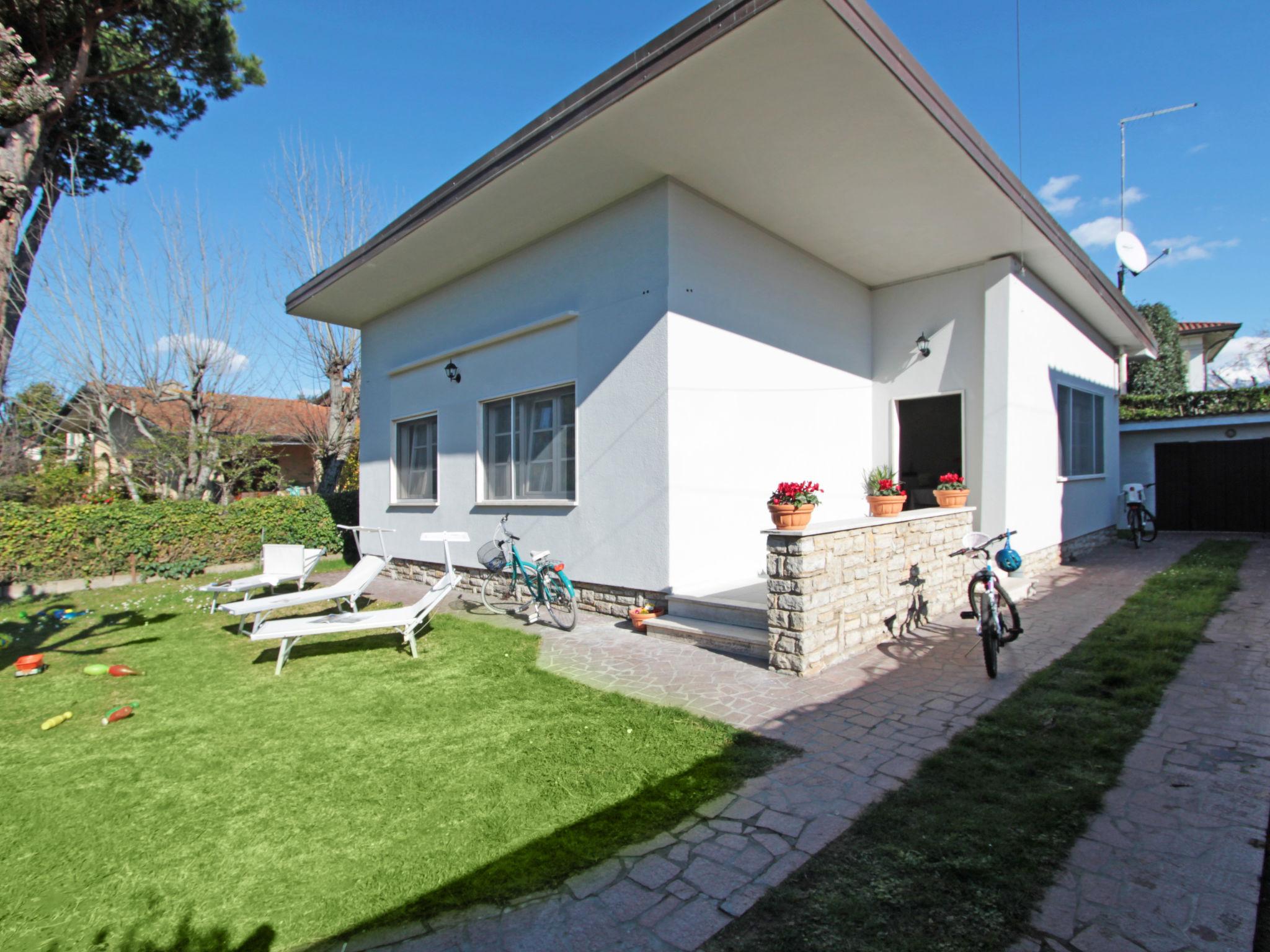 Foto 1 - Casa de 2 habitaciones en Forte dei Marmi con jardín y vistas al mar