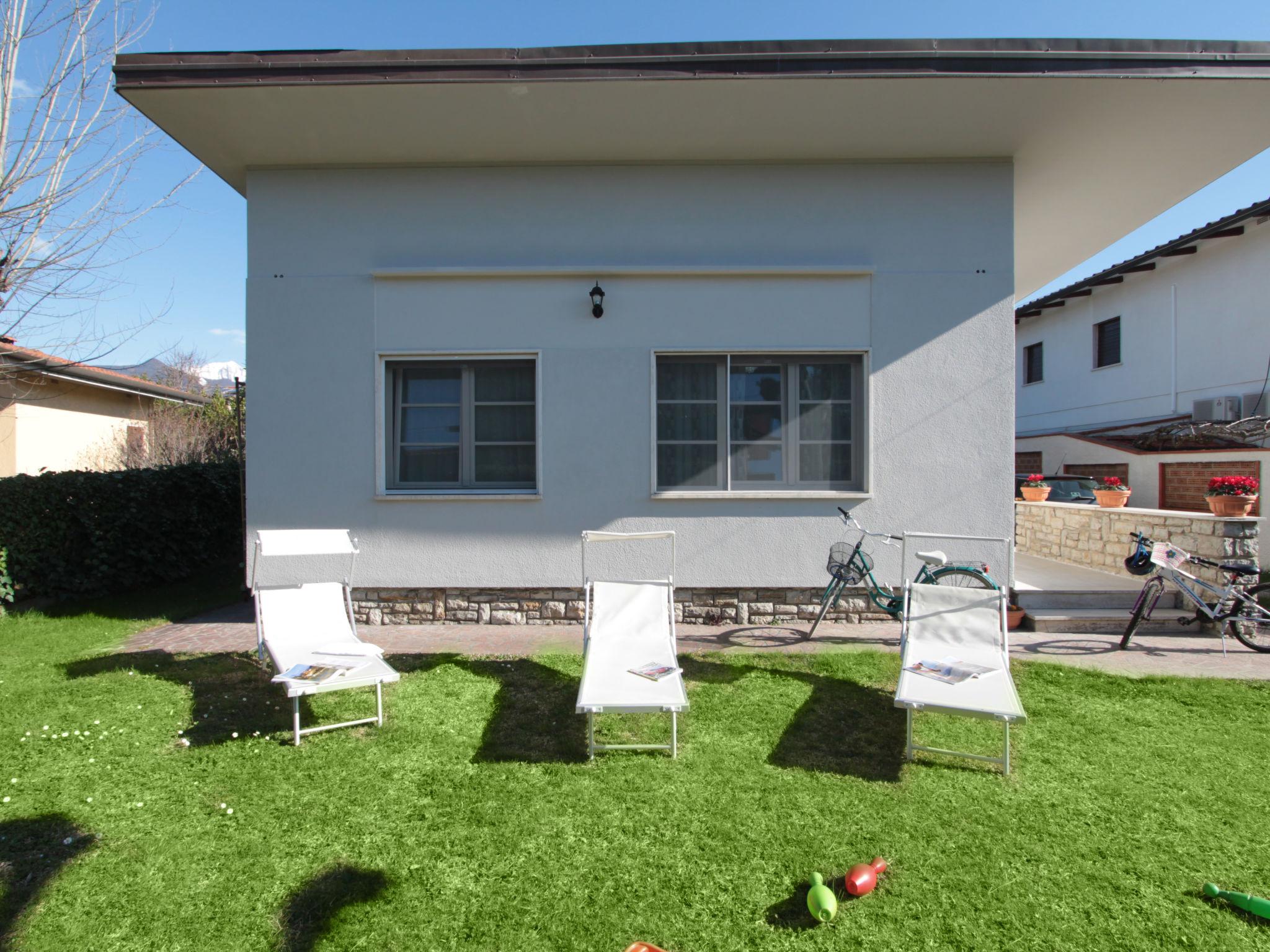 Photo 3 - Maison de 2 chambres à Forte dei Marmi avec jardin et vues à la mer