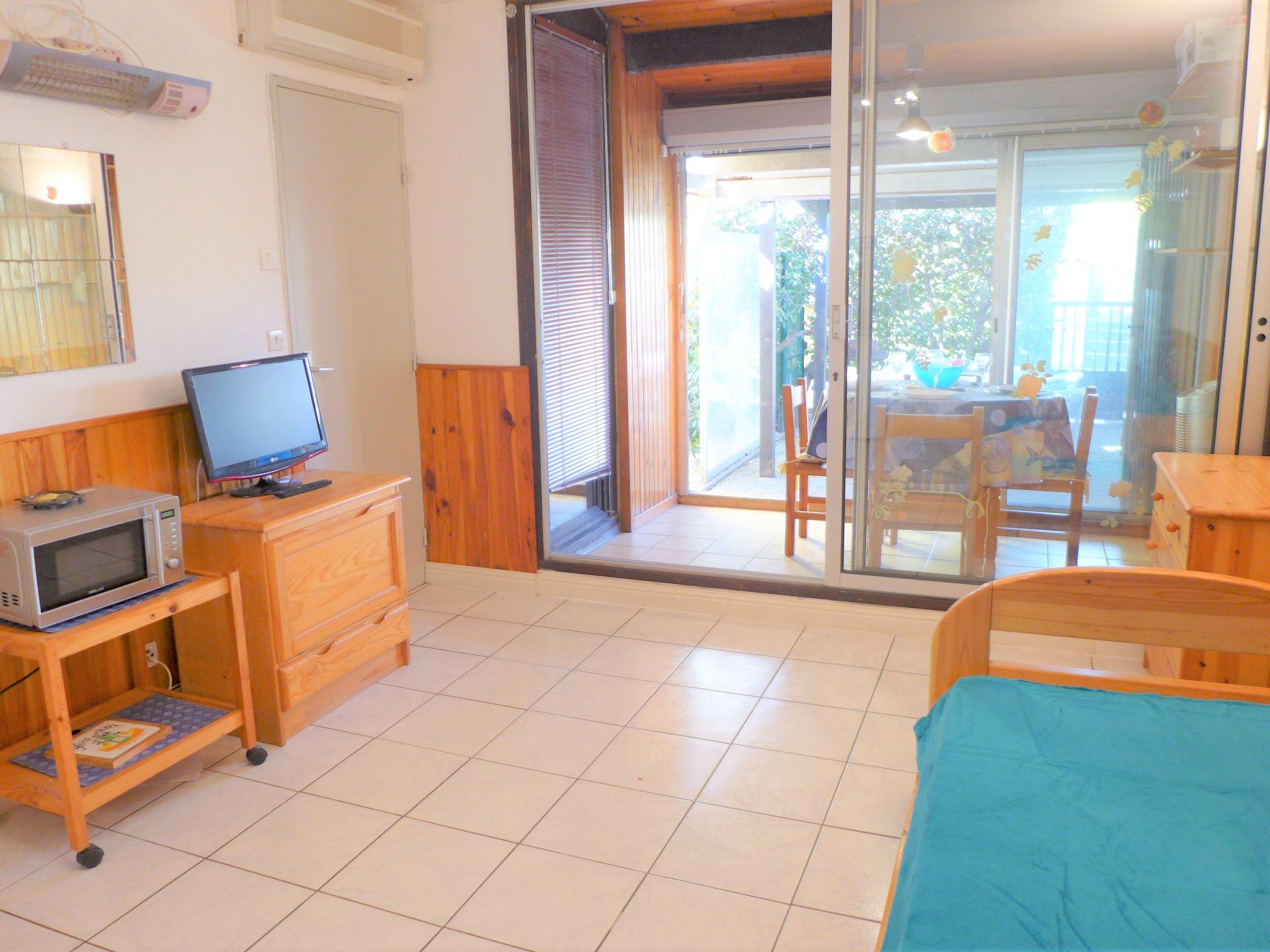 Foto 6 - Appartamento con 1 camera da letto a Narbonne con giardino e vista mare