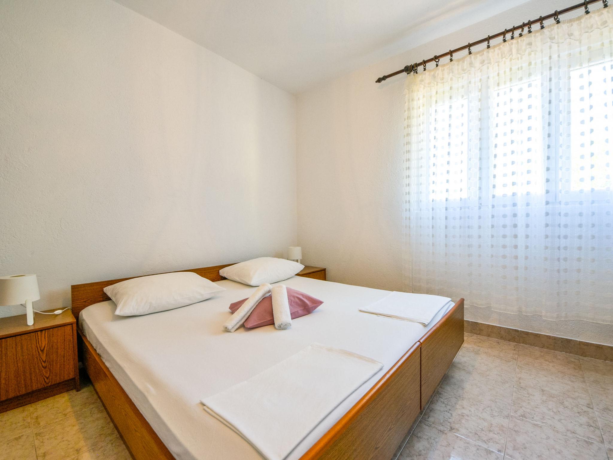 Foto 10 - Appartamento con 4 camere da letto a Starigrad con vista mare