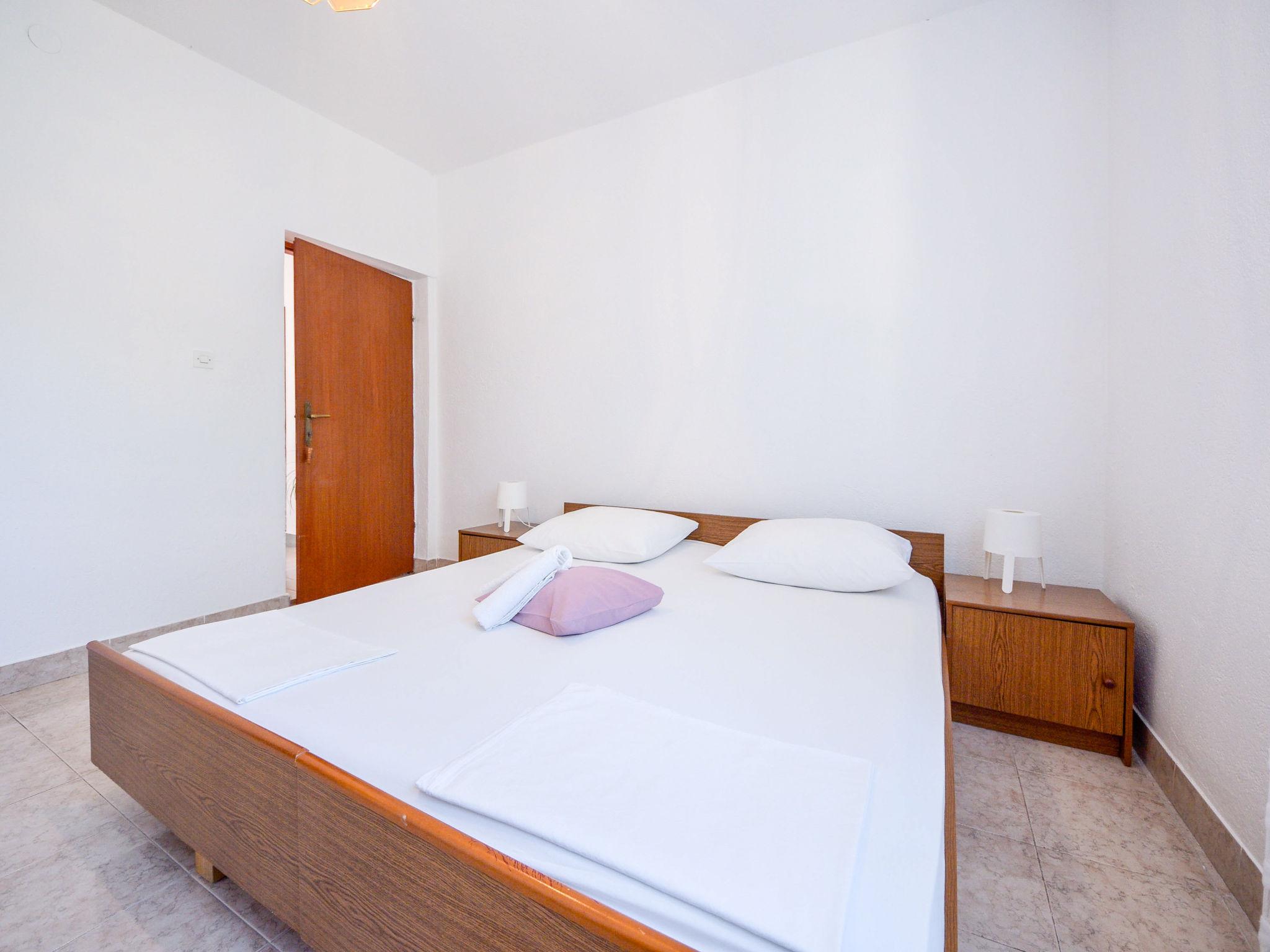Foto 11 - Appartamento con 4 camere da letto a Starigrad con vista mare