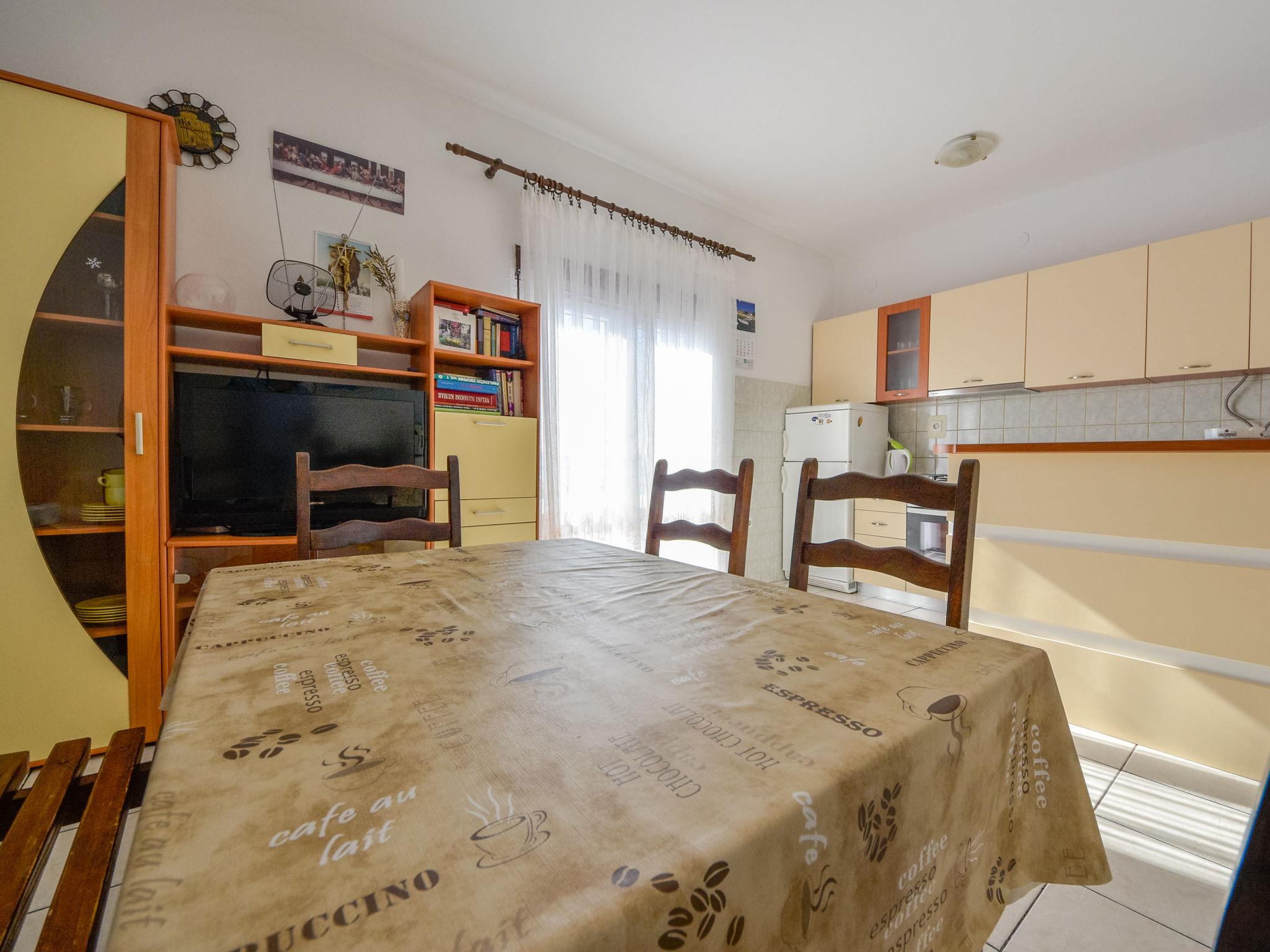 Foto 5 - Apartamento de 4 habitaciones en Starigrad con jardín