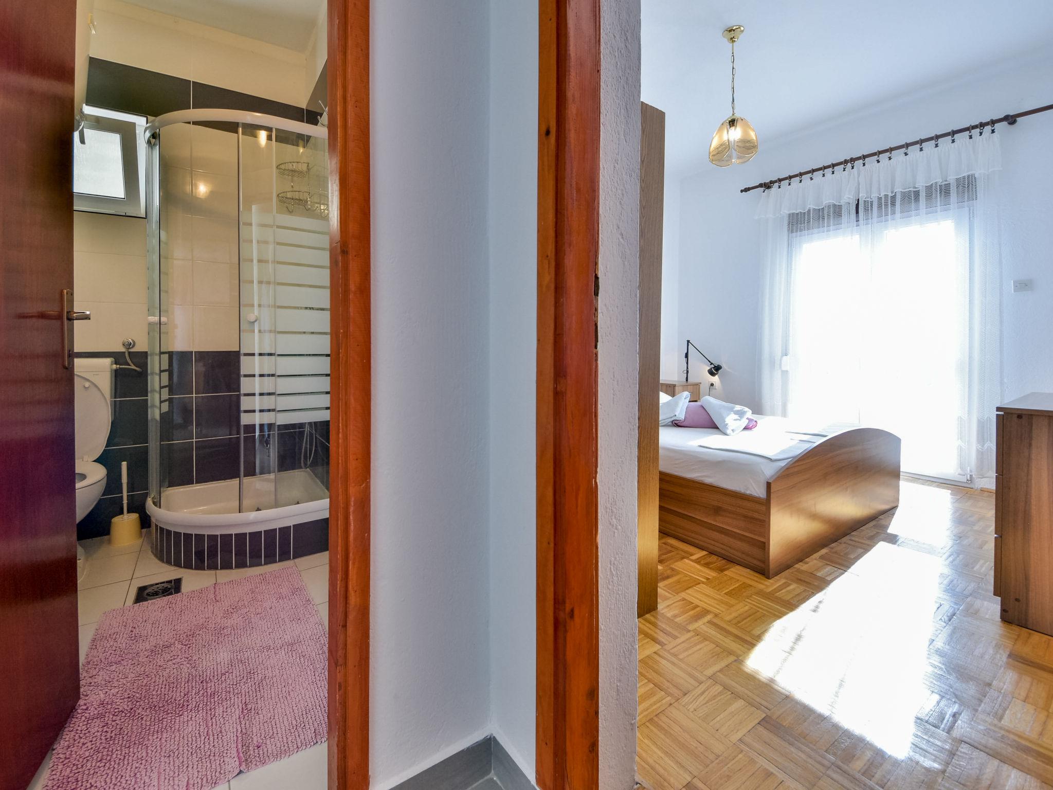 Foto 7 - Appartamento con 4 camere da letto a Starigrad con vista mare