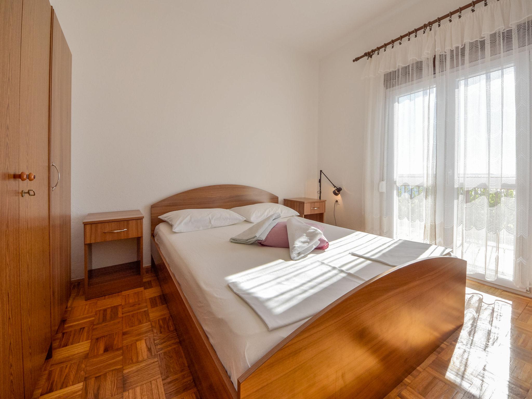 Foto 9 - Appartamento con 4 camere da letto a Starigrad con vista mare