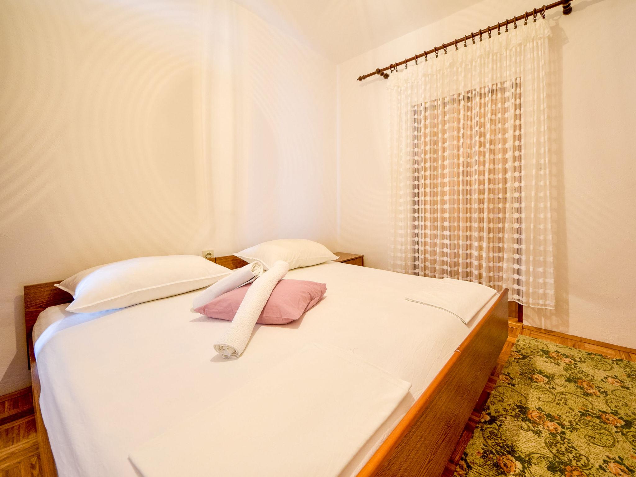 Foto 14 - Appartamento con 4 camere da letto a Starigrad con vista mare