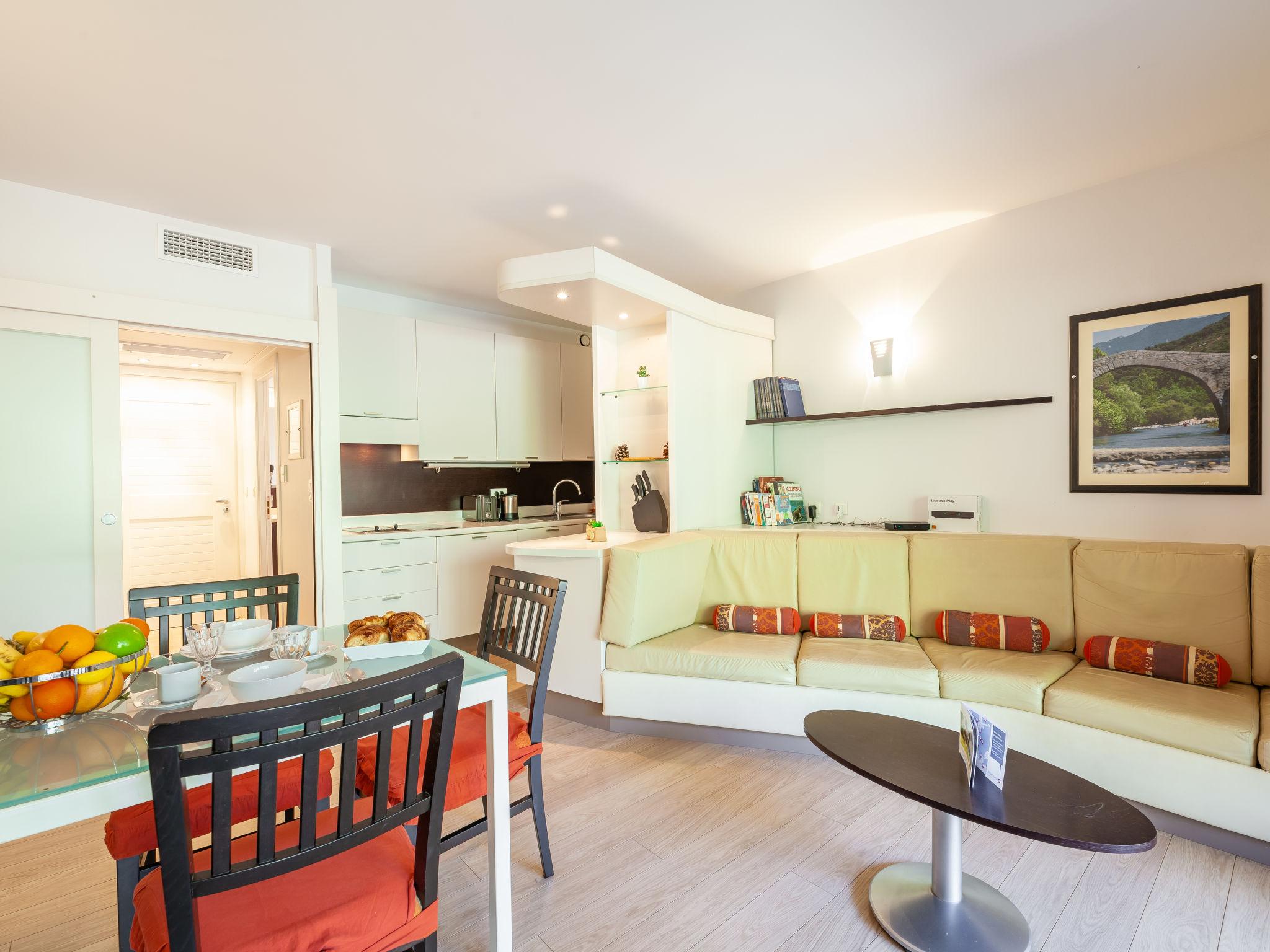 Foto 3 - Apartamento de 1 habitación en Porto-Vecchio con piscina y vistas al mar