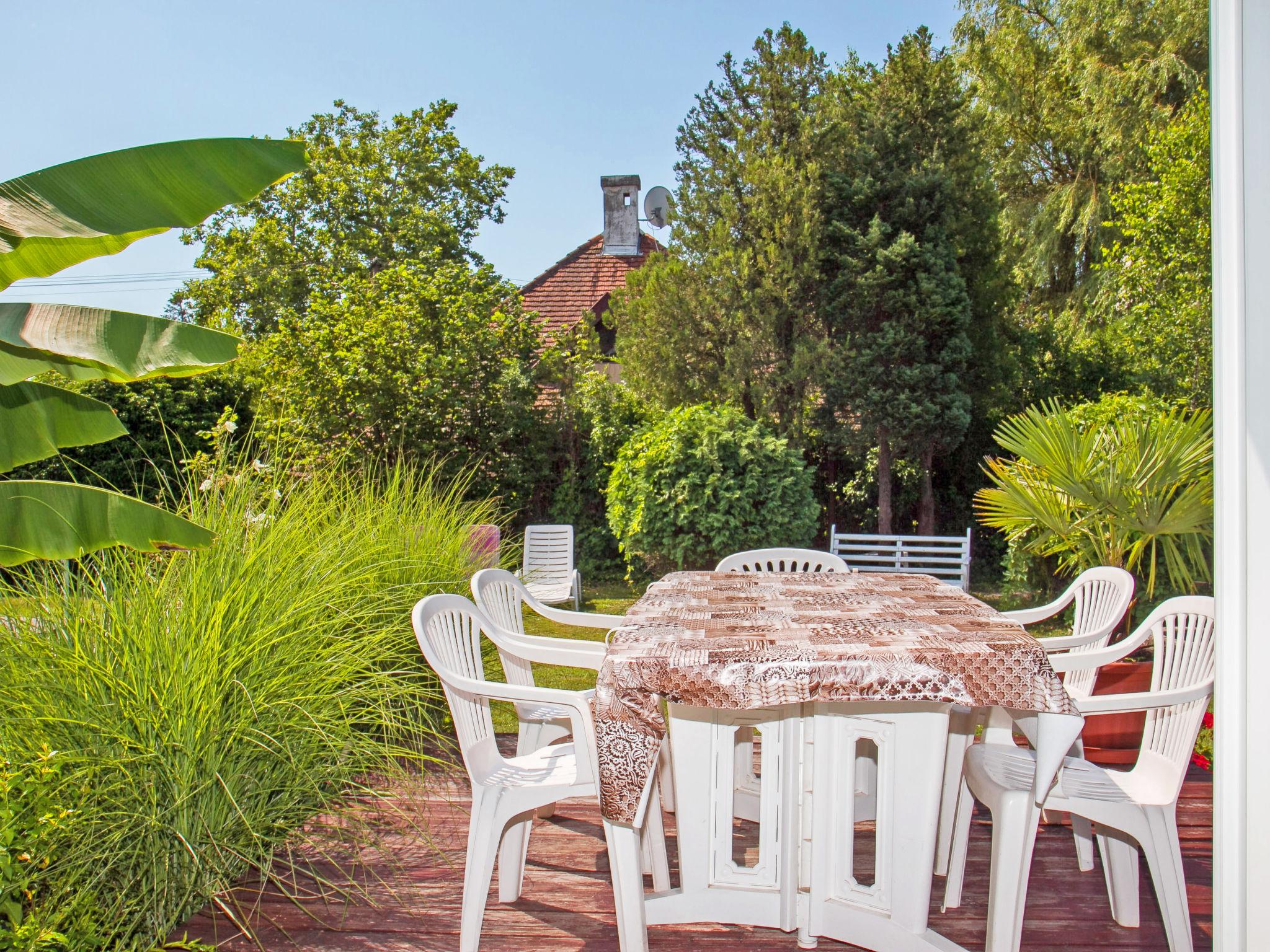 Photo 2 - Maison de 2 chambres à Balatonmáriafürdő avec jardin et terrasse