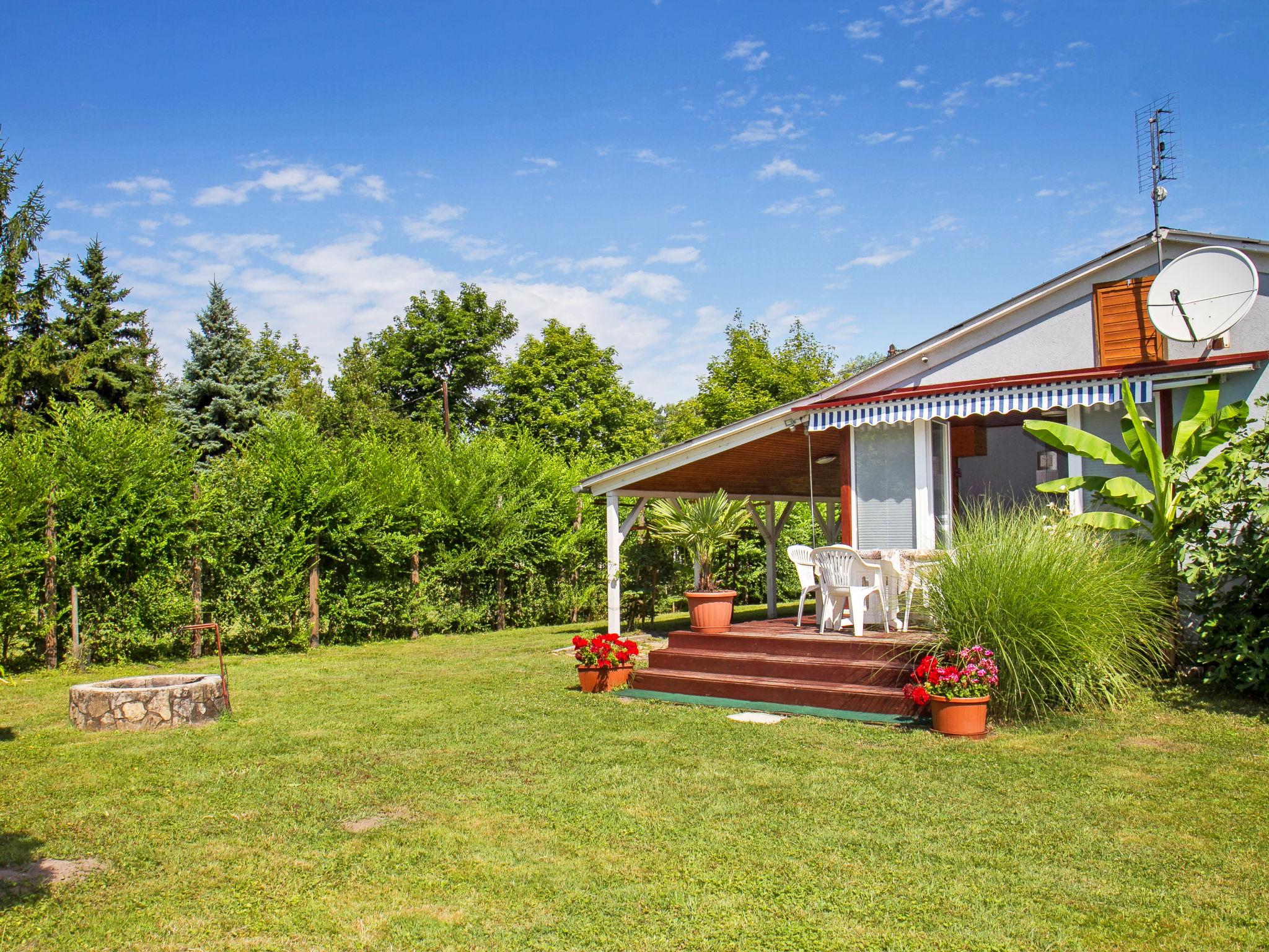 Foto 11 - Haus mit 2 Schlafzimmern in Balatonmáriafürdő mit garten und terrasse