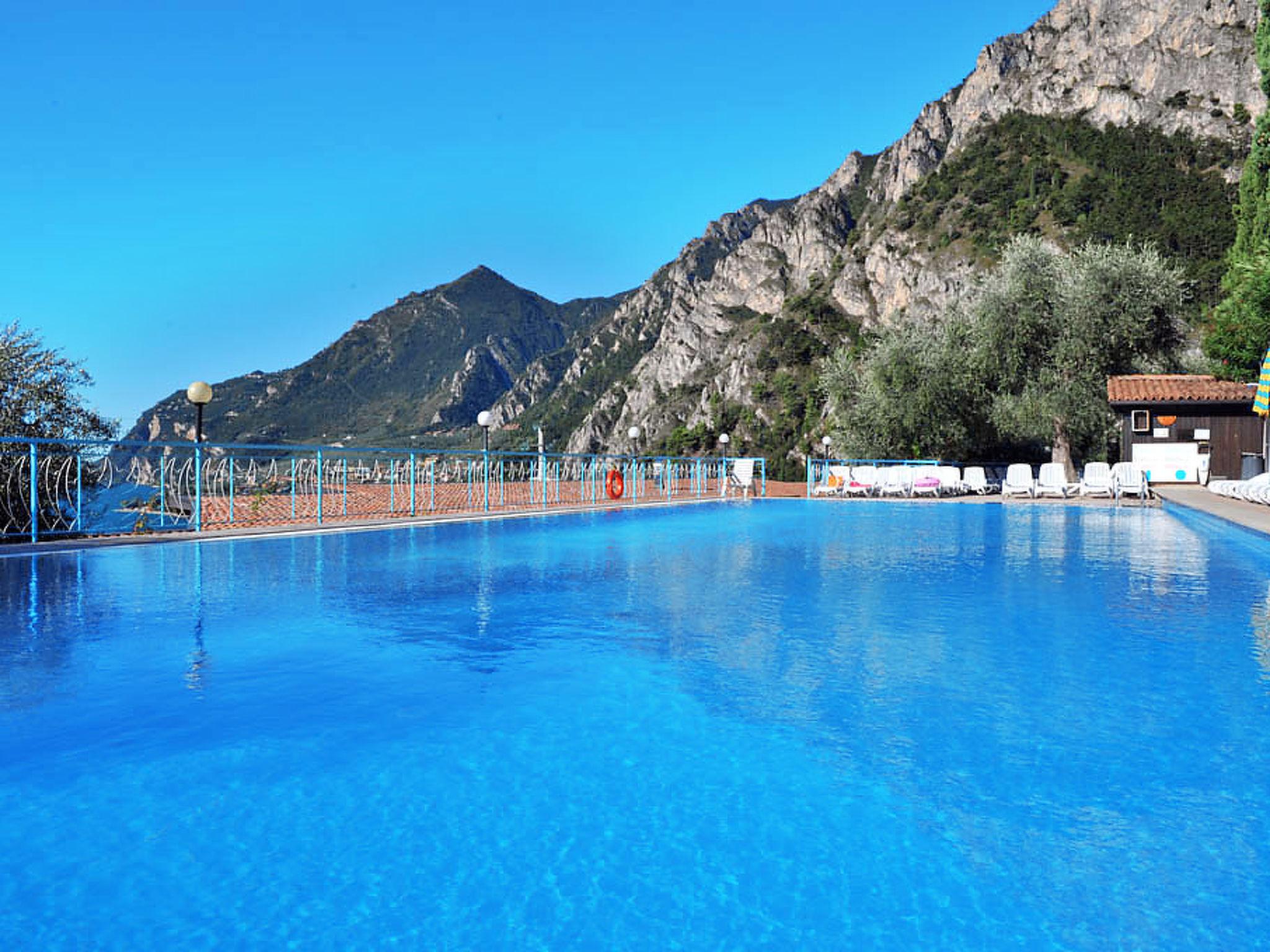 Foto 1 - Apartamento em Limone sul Garda com piscina e vista para a montanha