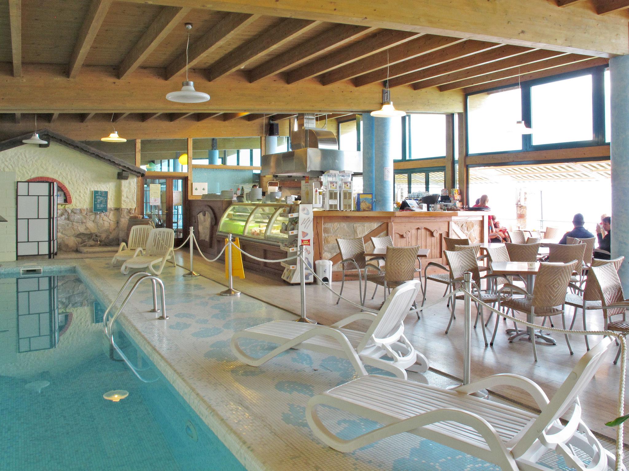 Foto 5 - Apartamento en Limone sul Garda con piscina y vistas a la montaña
