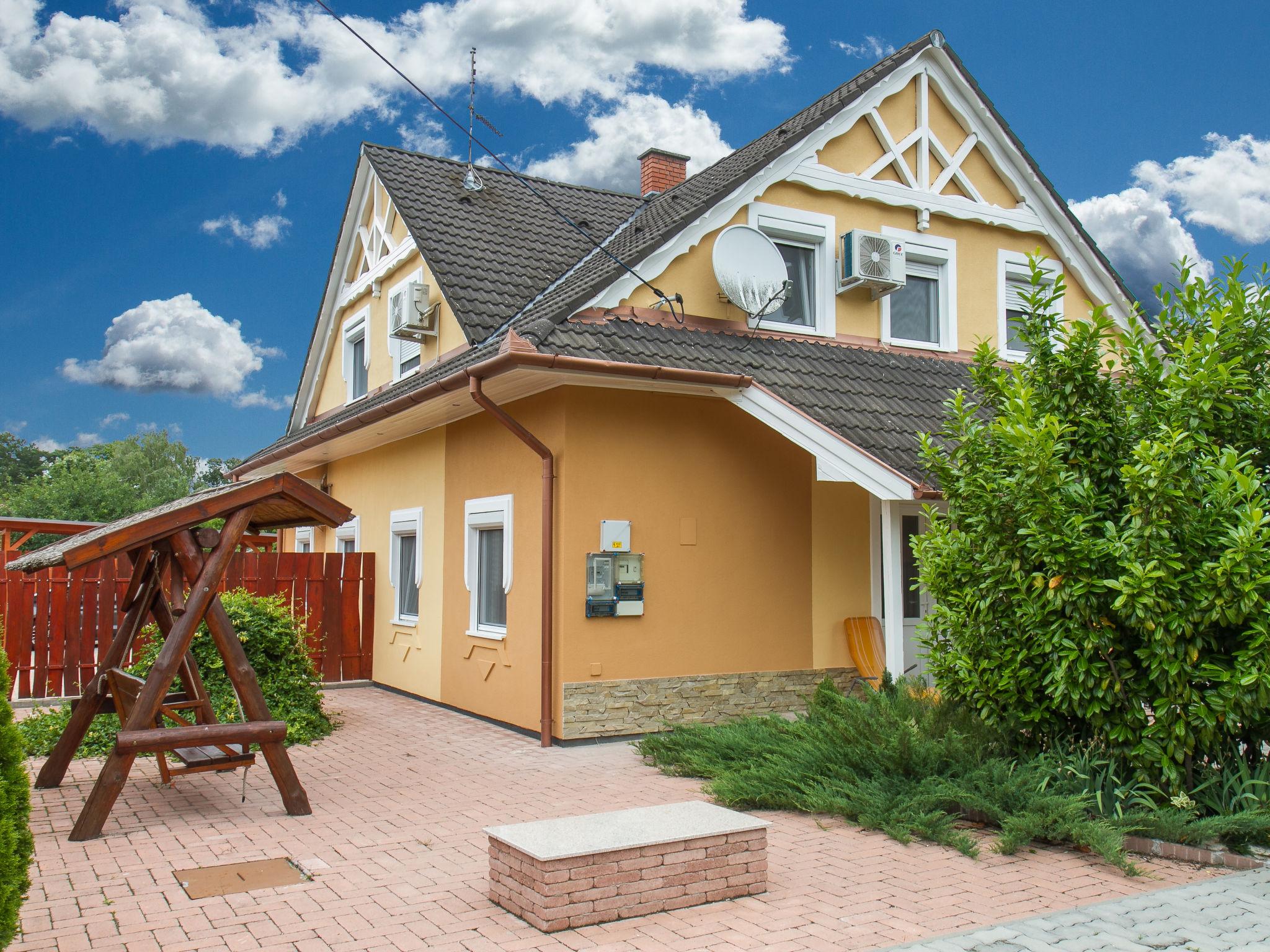 Foto 1 - Casa de 3 habitaciones en Balatonkeresztúr con jardín y terraza