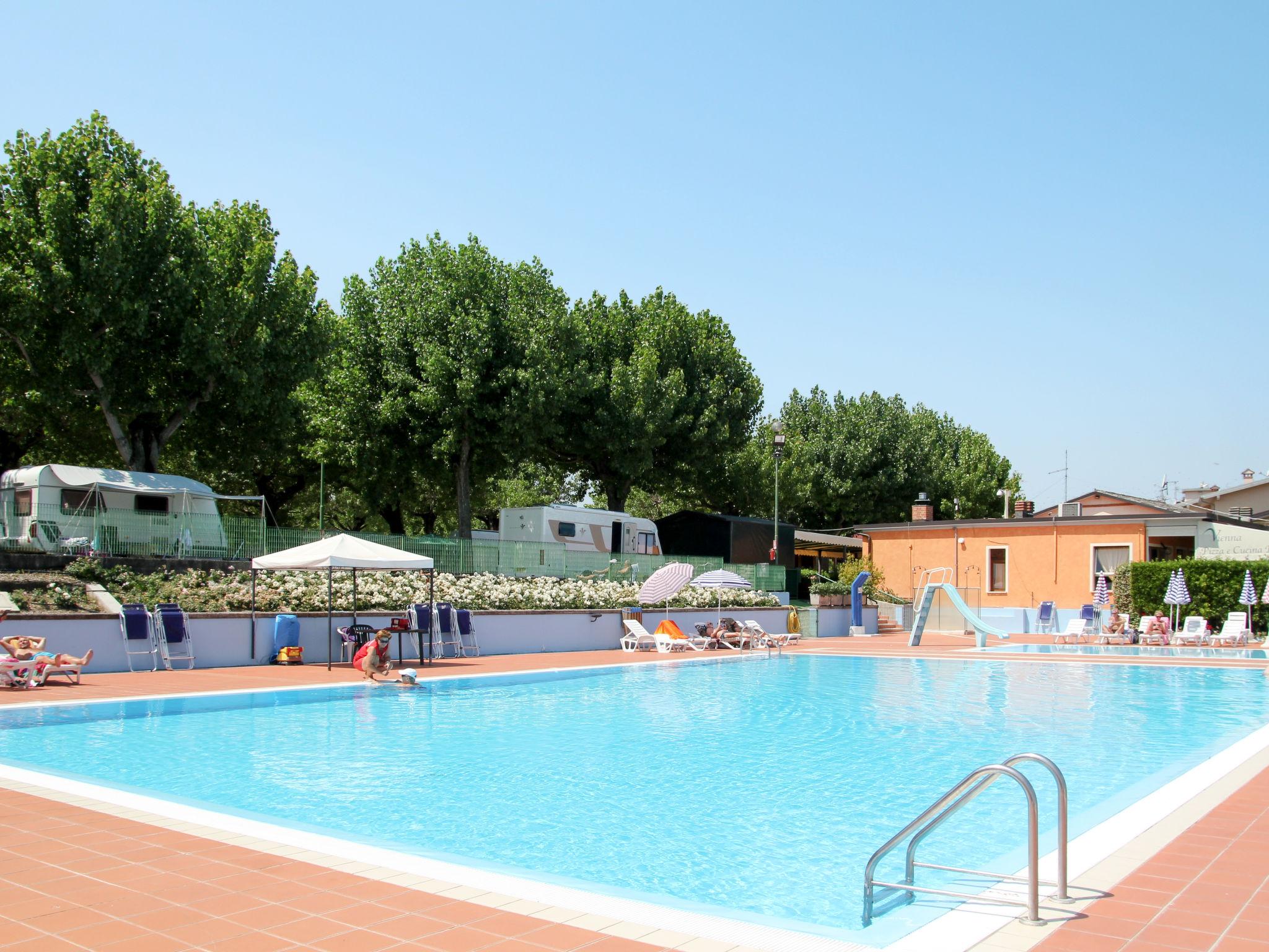 Foto 11 - Casa de 1 habitación en Peschiera del Garda con piscina y vistas a la montaña