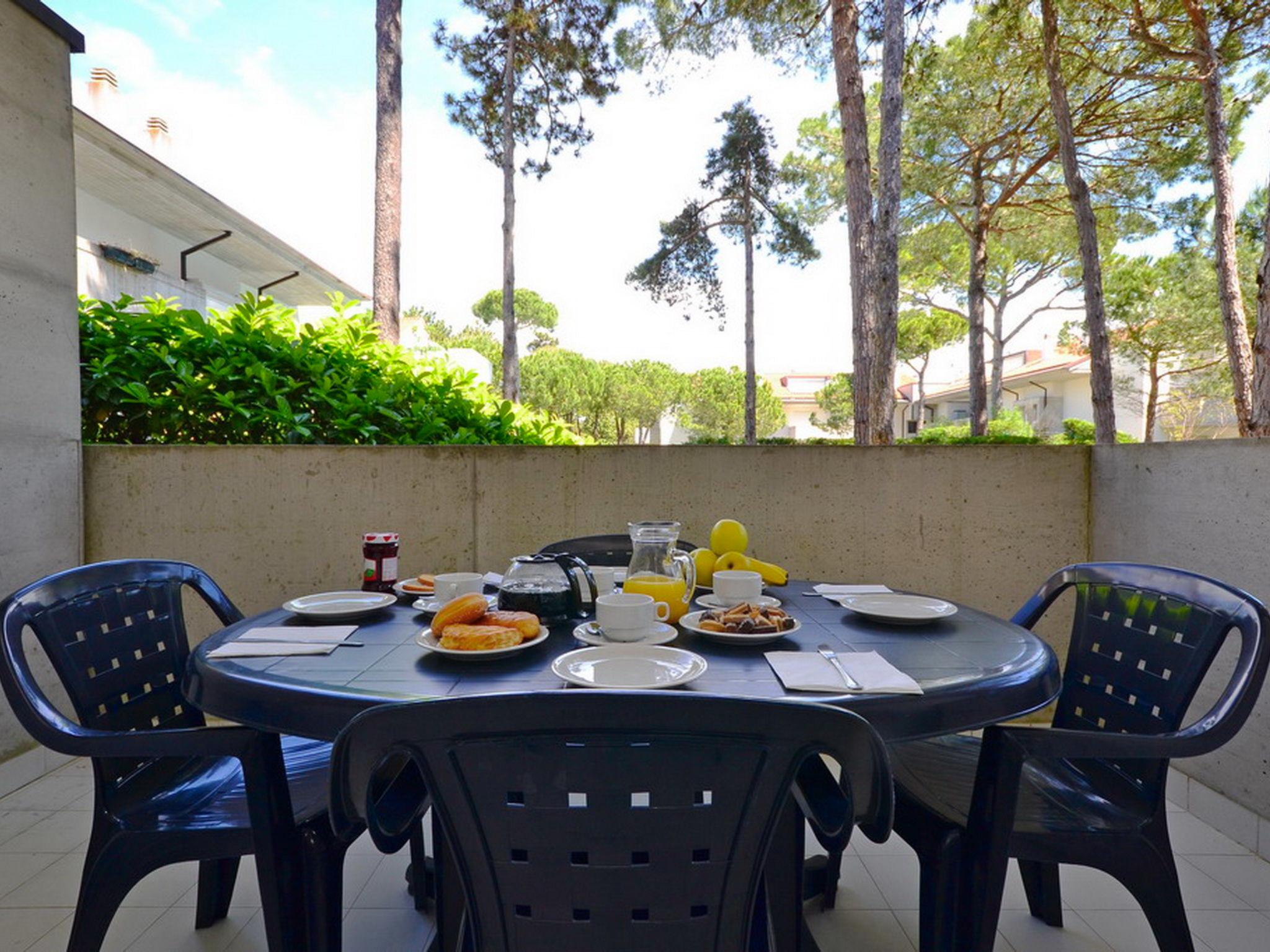 Foto 3 - Appartamento con 1 camera da letto a Lignano Sabbiadoro con piscina e giardino