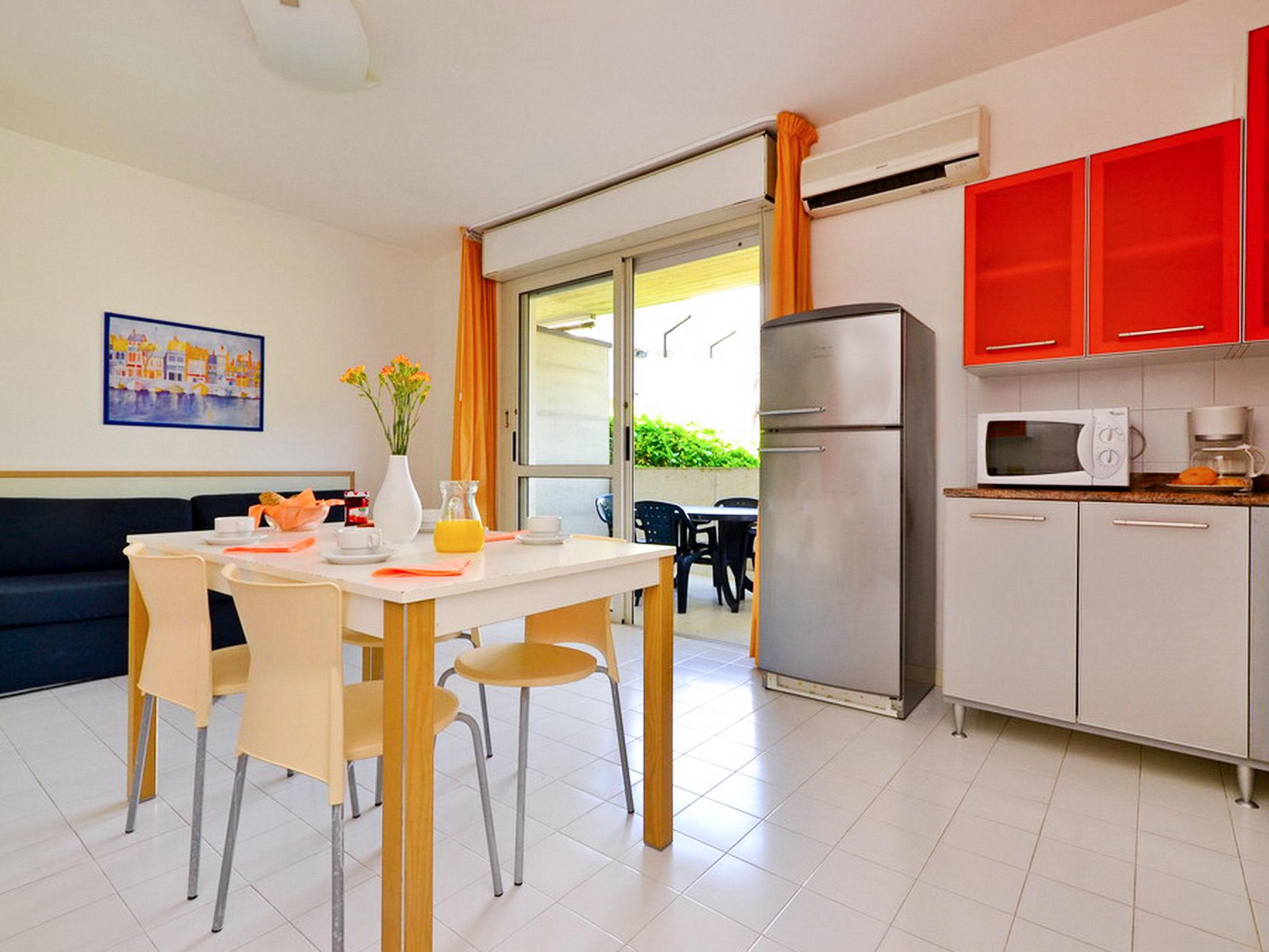 Foto 6 - Apartamento de 1 habitación en Lignano Sabbiadoro con piscina y jardín