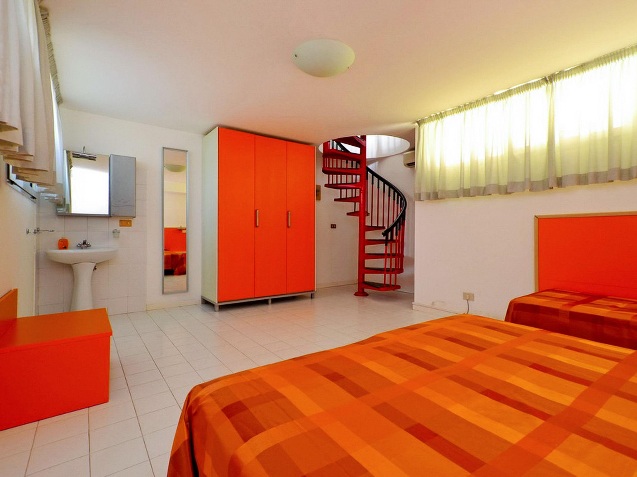 Foto 9 - Apartamento de 1 quarto em Lignano Sabbiadoro com piscina e jardim