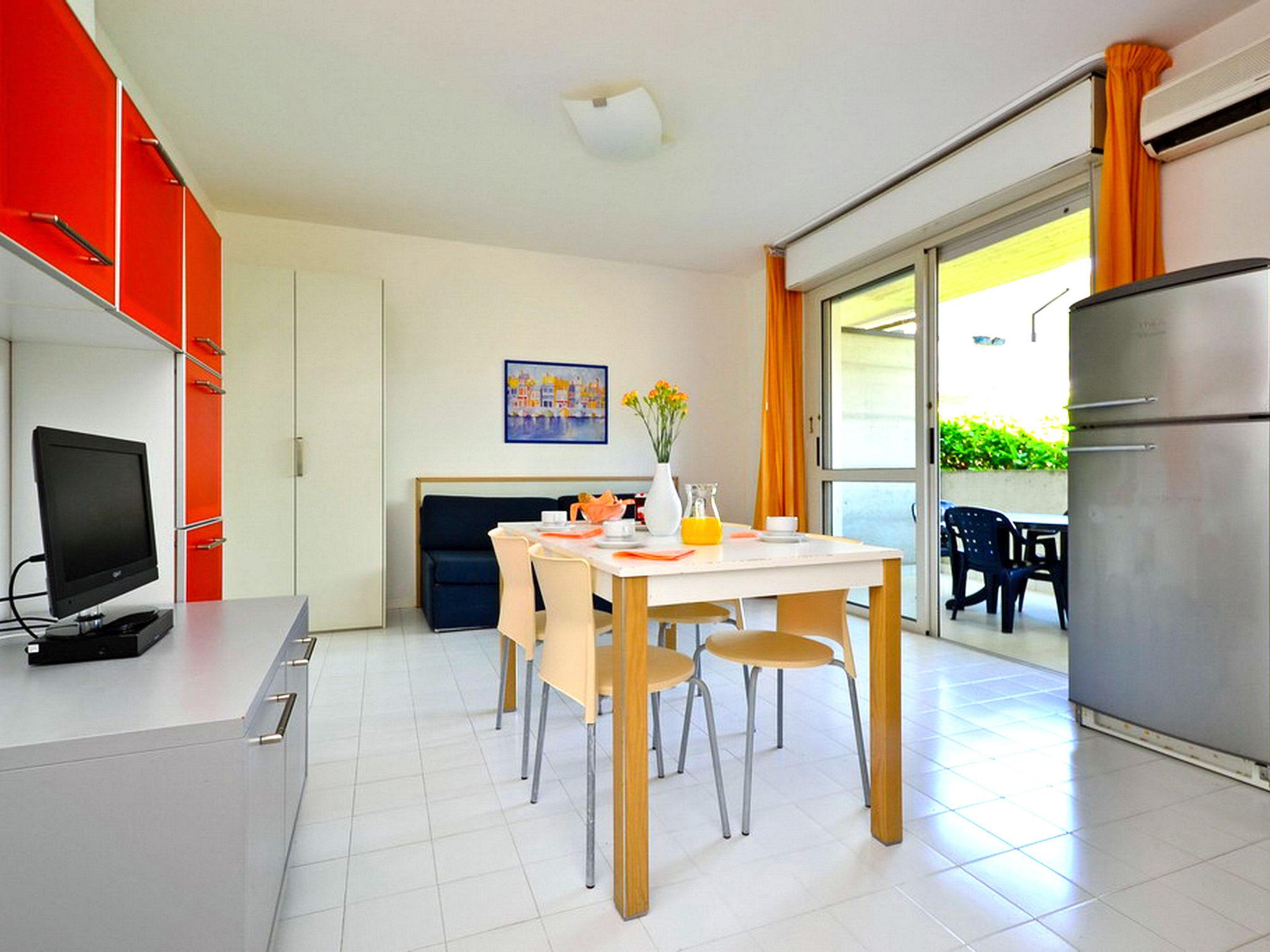 Foto 7 - Apartamento de 1 quarto em Lignano Sabbiadoro com piscina e jardim