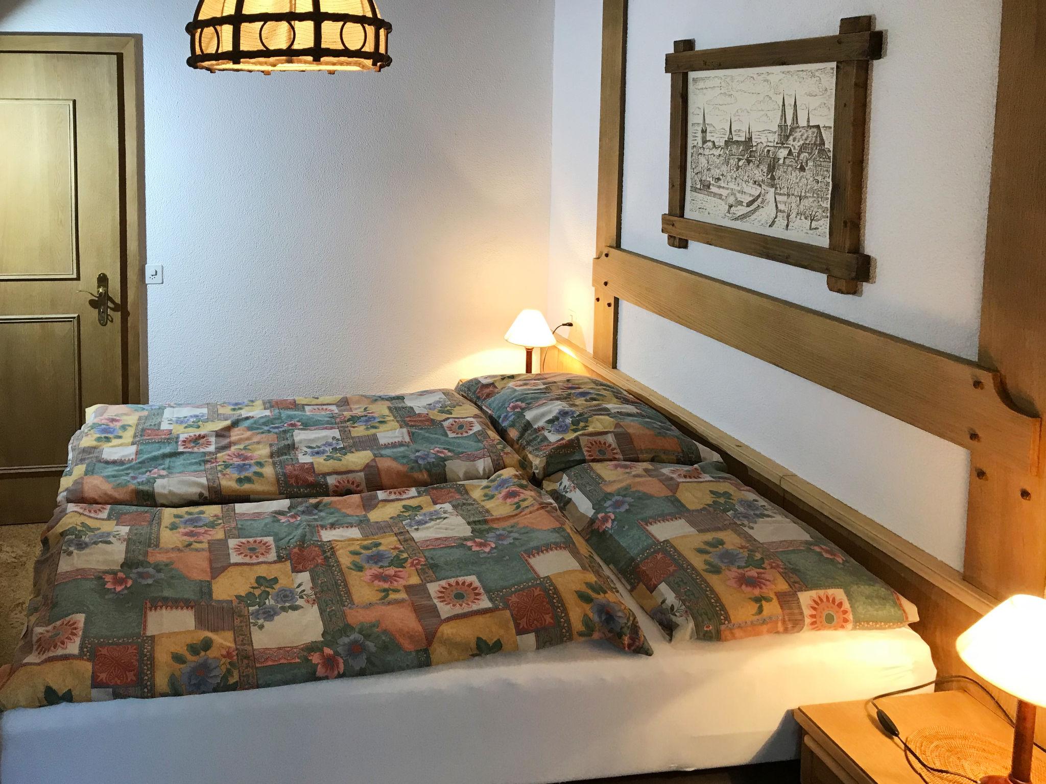 Foto 6 - Appartamento con 2 camere da letto a Saas-Grund con terrazza e vasca idromassaggio