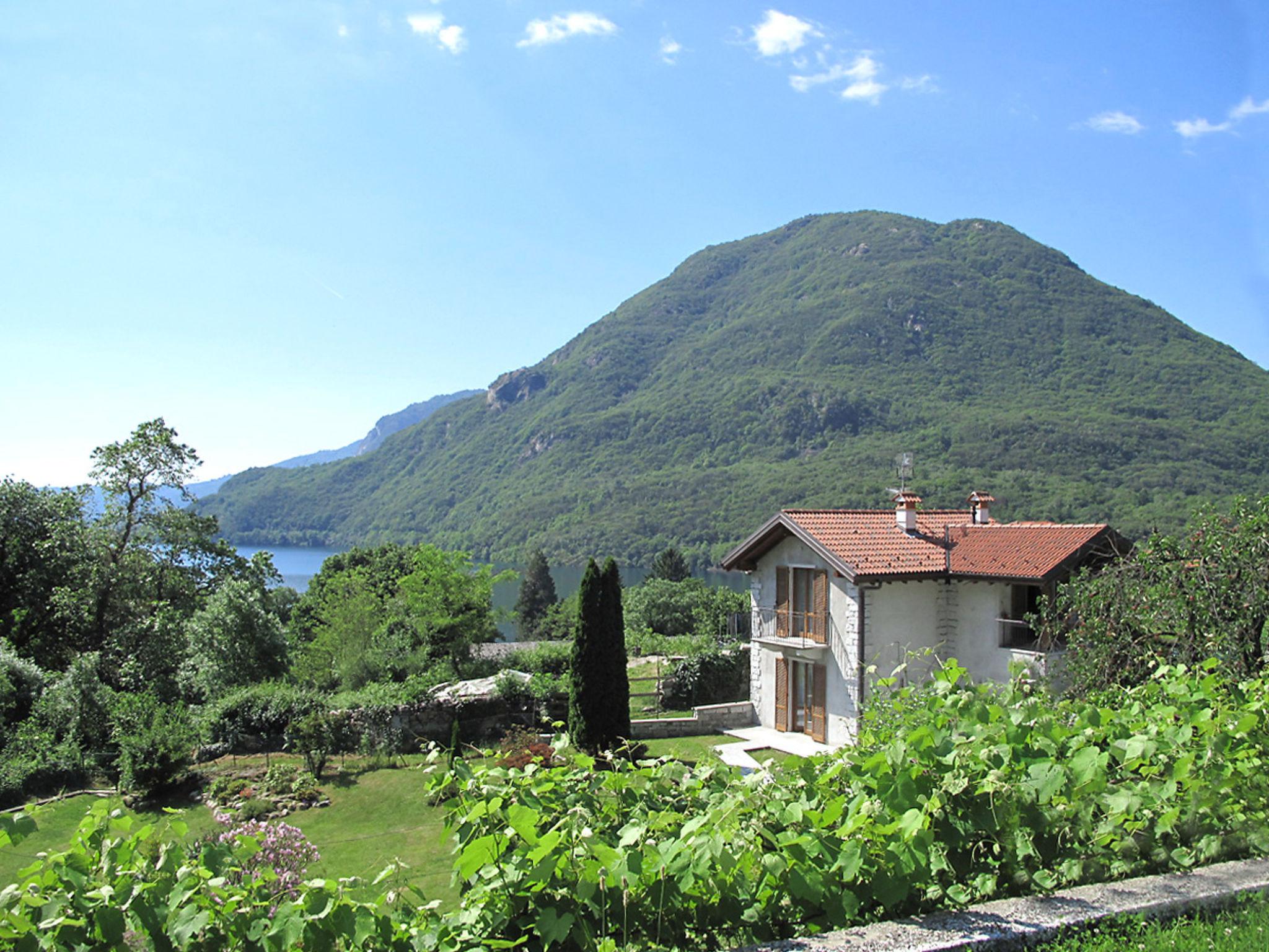 Photo 2 - Maison de 2 chambres à Mergozzo avec jardin et terrasse