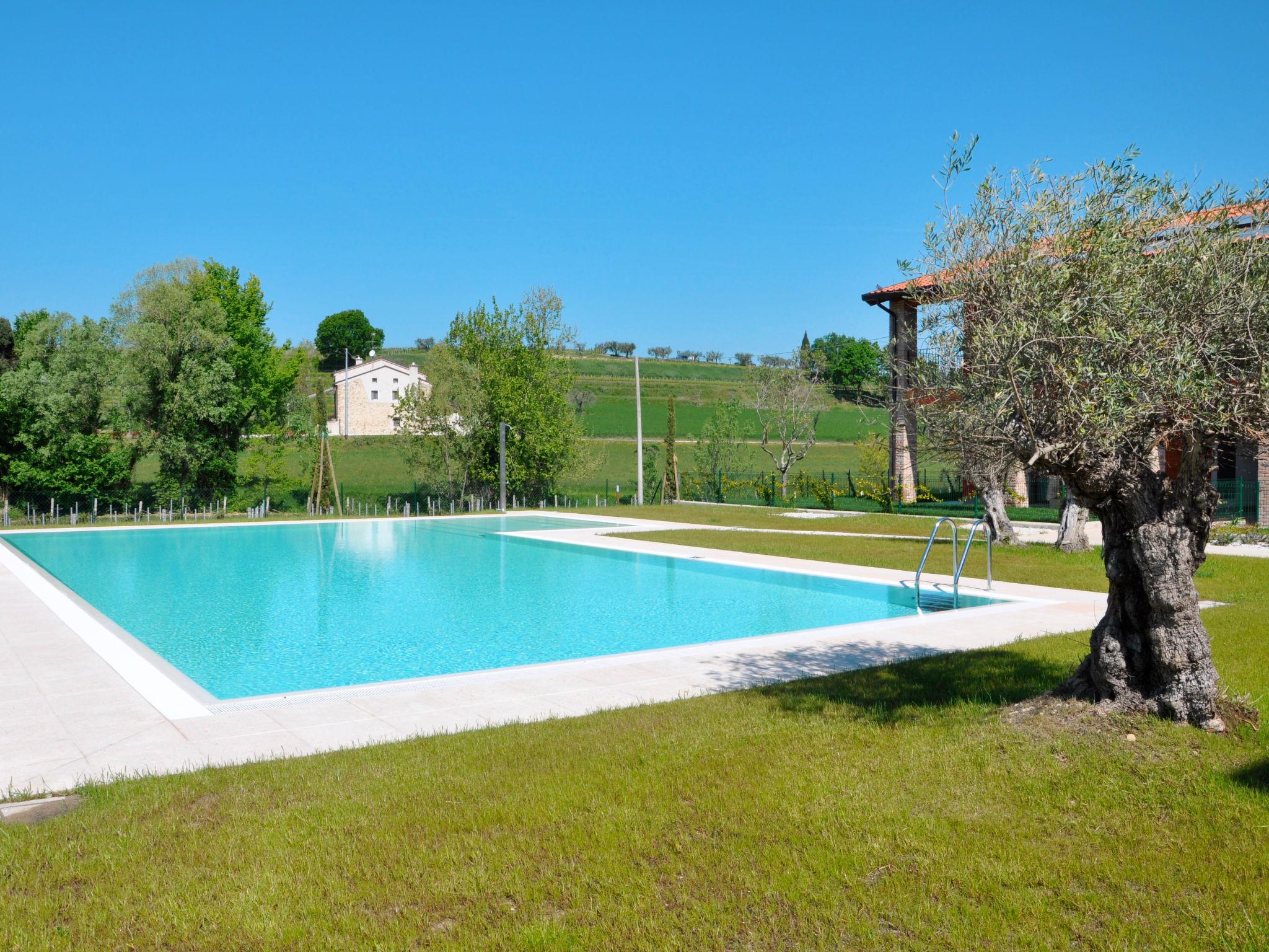 Photo 2 - 3 bedroom Apartment in Lazise with swimming pool and mountain view