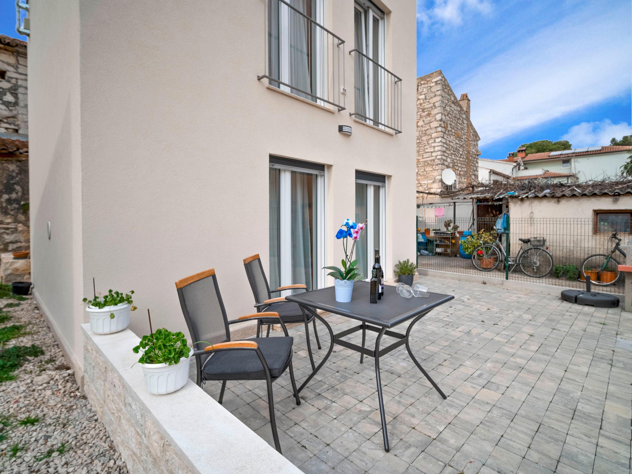 Photo 2 - Maison de 1 chambre à Novigrad avec terrasse et vues à la mer