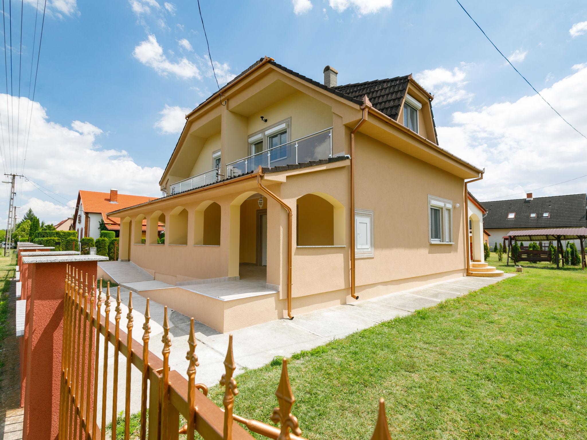 Foto 13 - Haus mit 3 Schlafzimmern in Balatonmáriafürdő mit garten und terrasse