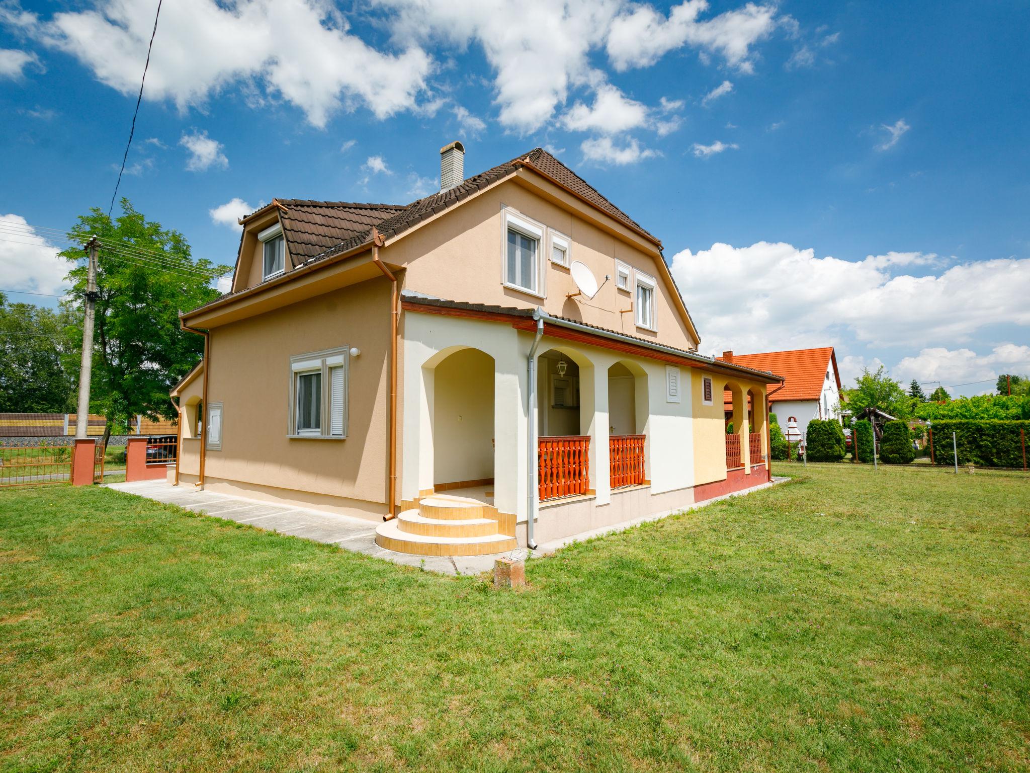 Foto 2 - Casa de 3 habitaciones en Balatonmáriafürdő con jardín y terraza