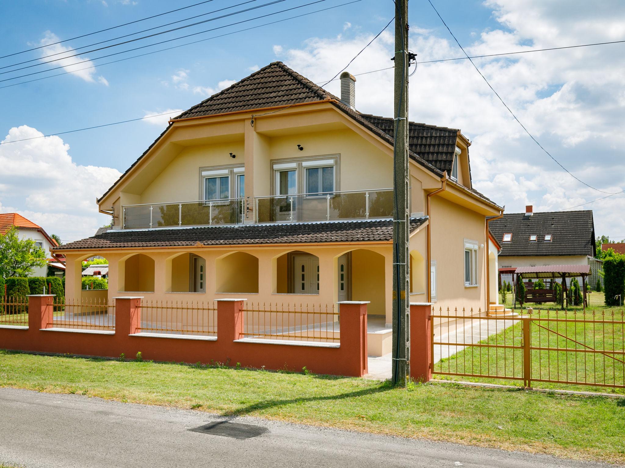 Foto 1 - Apartamento de 3 habitaciones en Balatonmáriafürdő con jardín y terraza