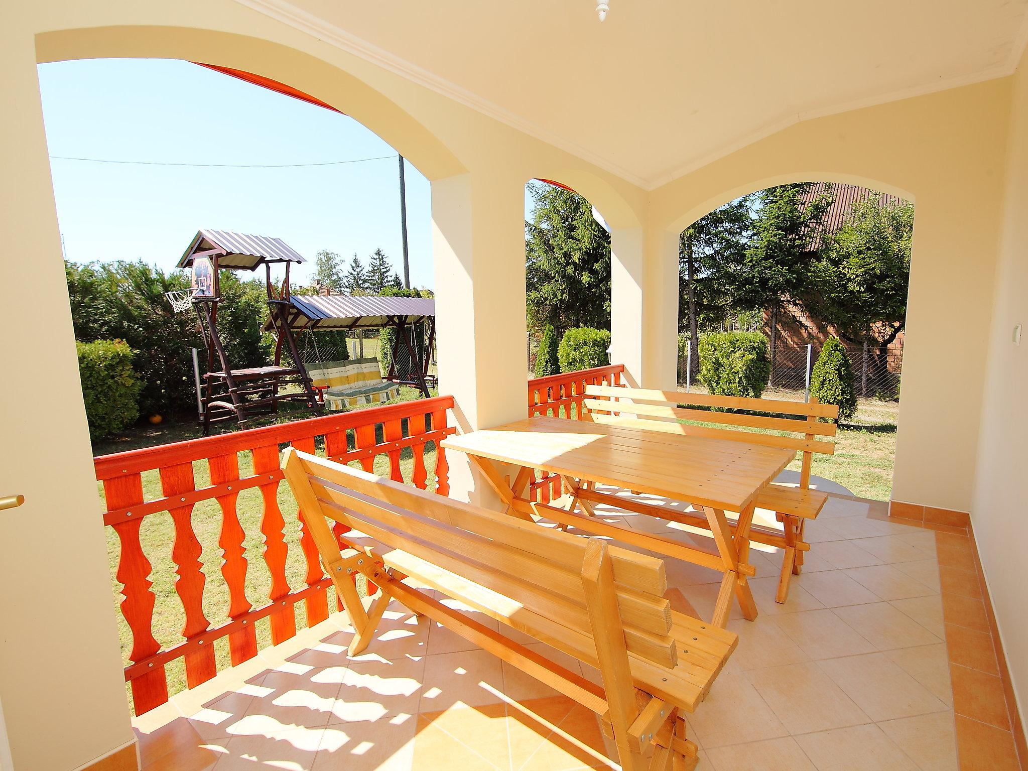 Photo 3 - Maison de 3 chambres à Balatonmáriafürdő avec jardin et terrasse