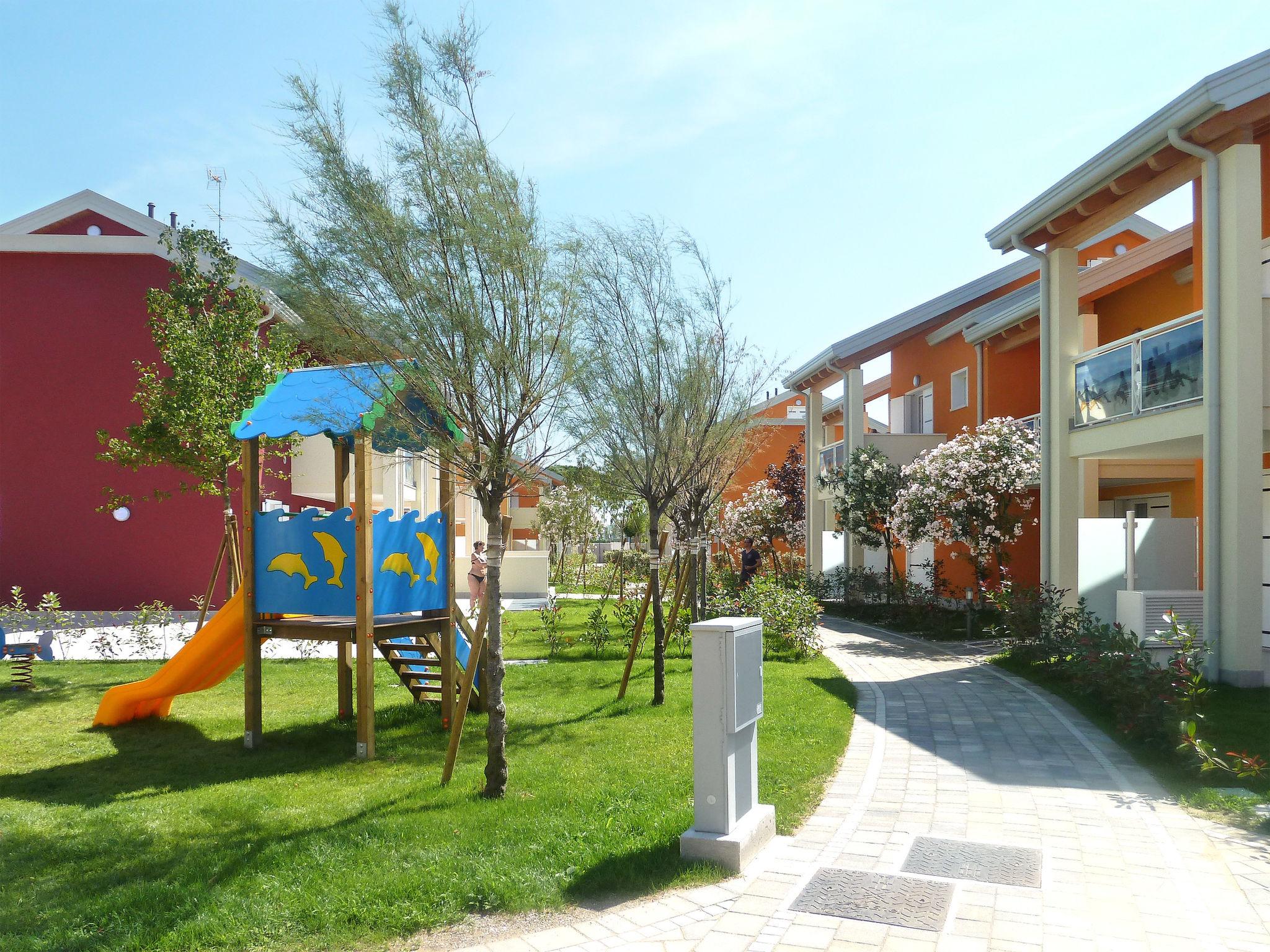 Photo 2 - 2 bedroom Apartment in Jesolo with swimming pool and garden