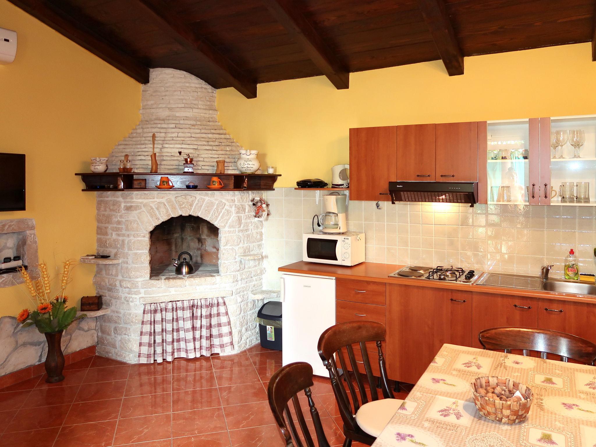 Photo 5 - Maison de 1 chambre à Barban avec jardin et terrasse