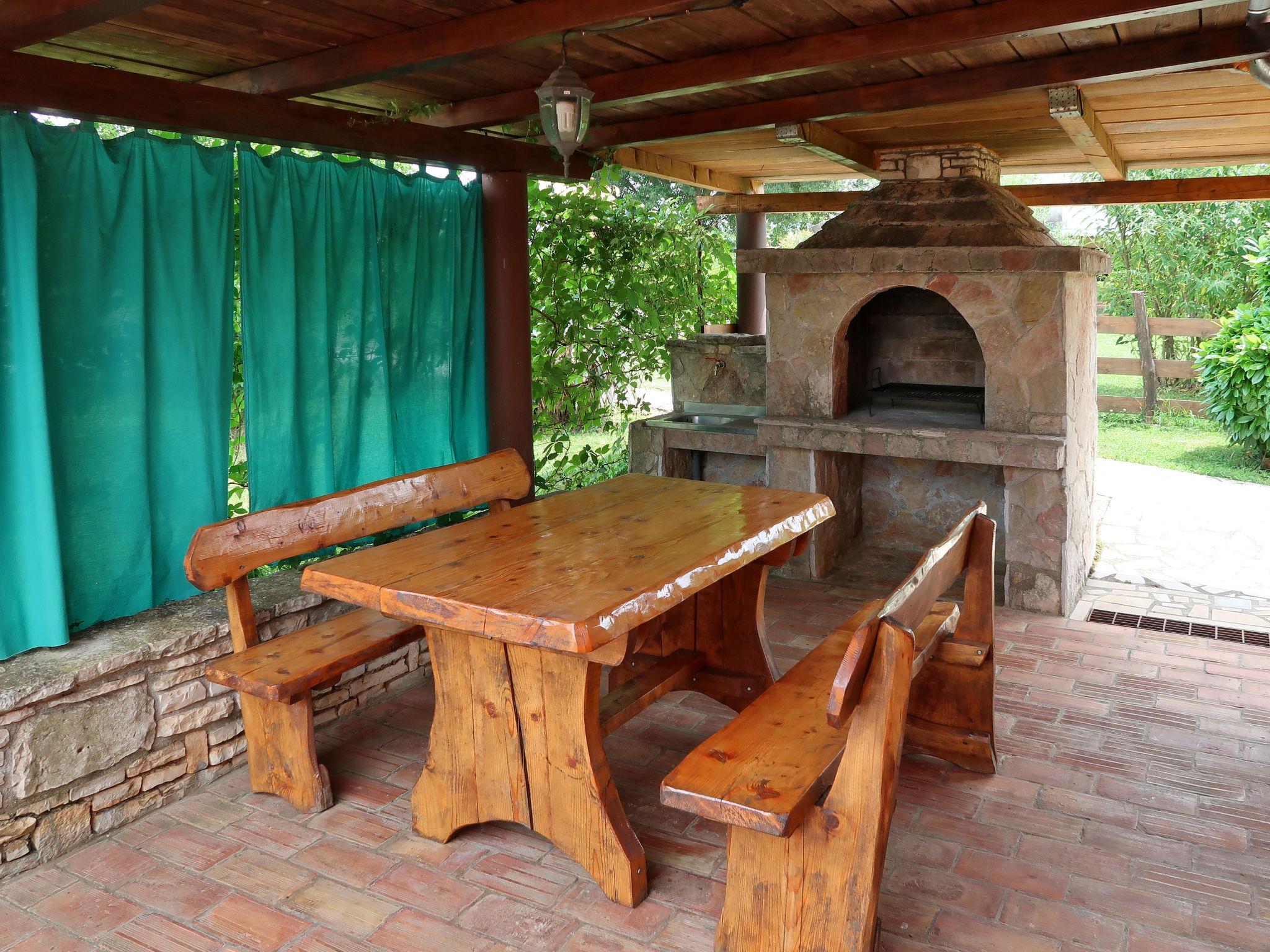 Photo 12 - Maison de 1 chambre à Barban avec jardin et terrasse