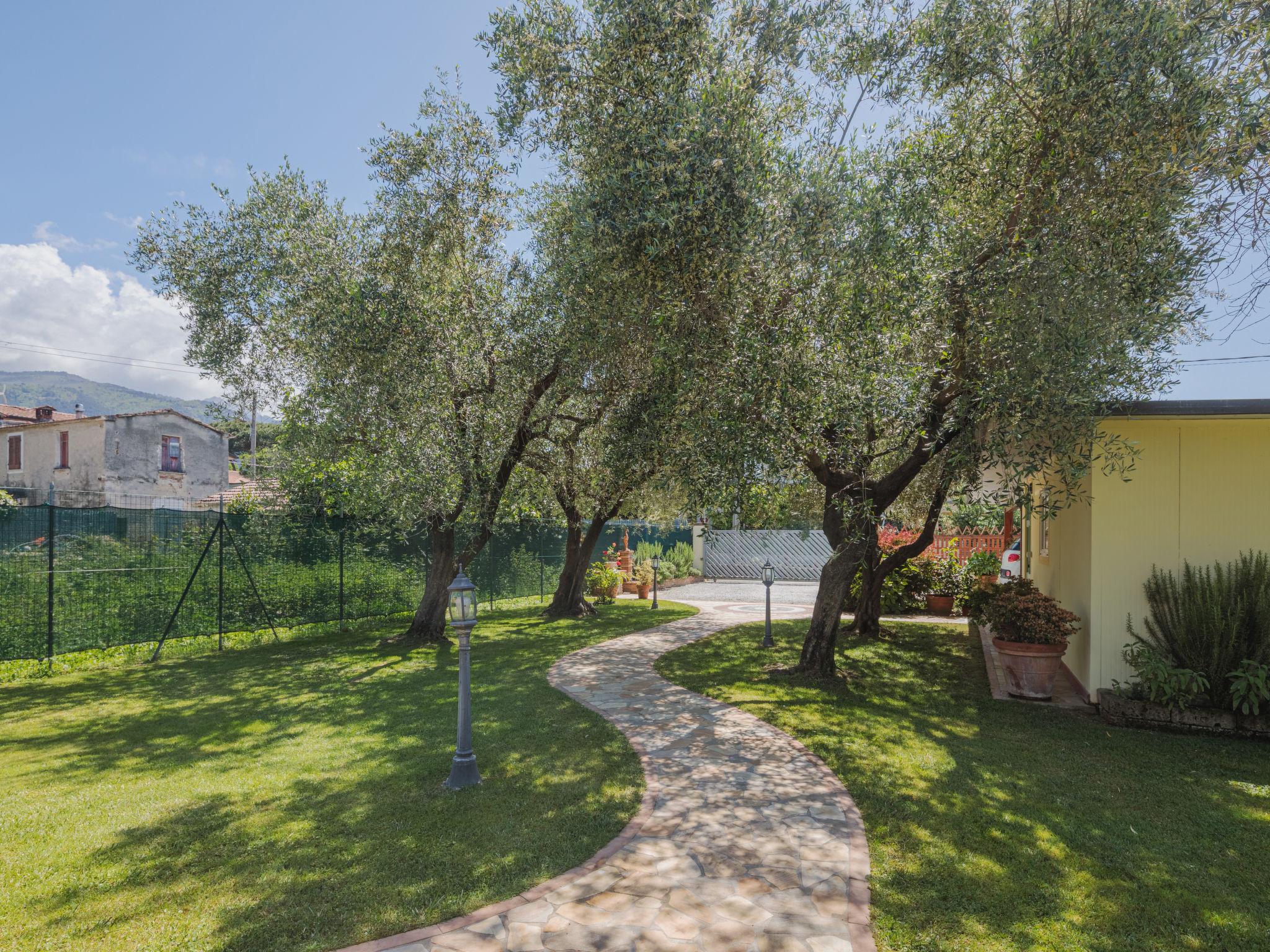 Photo 18 - Maison de 1 chambre à Massa avec jardin et vues à la mer